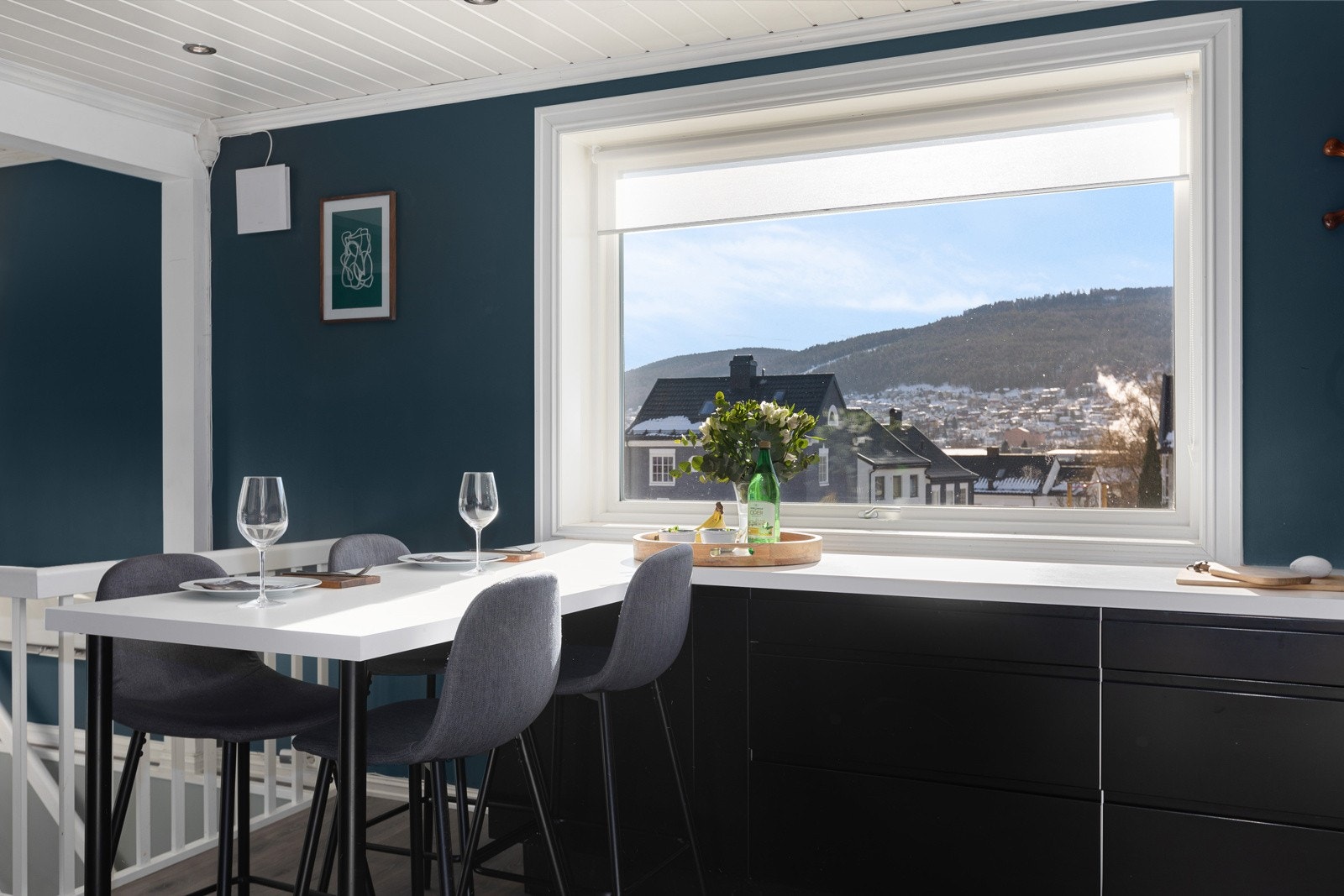 Flott utsyn mot strømsåsen fra kjøkkenet. Galleribilde