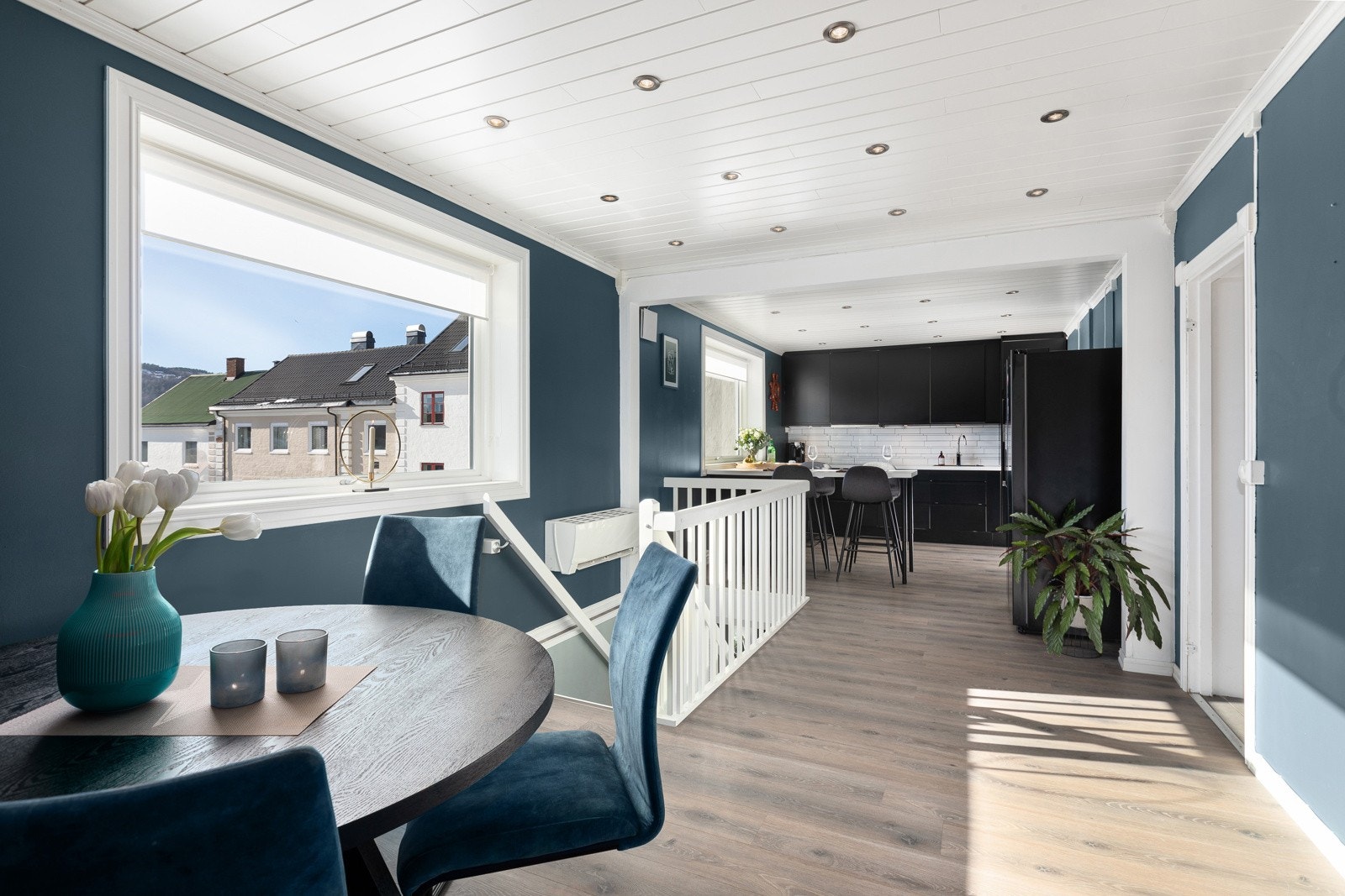 Lekker leilighet over to etasjer og hyggelig utsyn mot strømsåsen. Galleribilde
