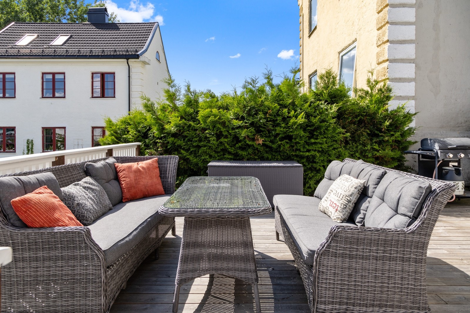 Tiltalende veranda som er felles for tre leiligheter. Galleribilde