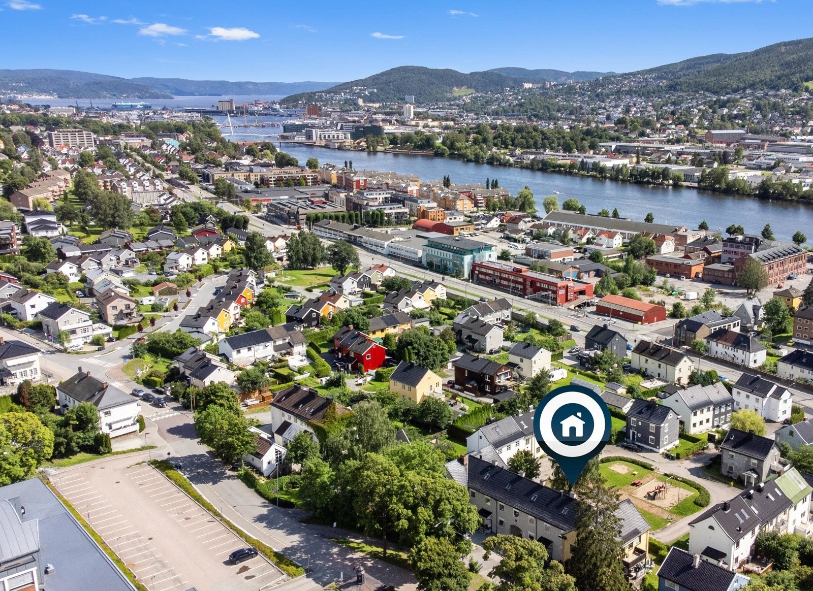 Solrik uteplass som en del av fellesarealet, med flott utsyn mot strømsåsen. Galleribilde
