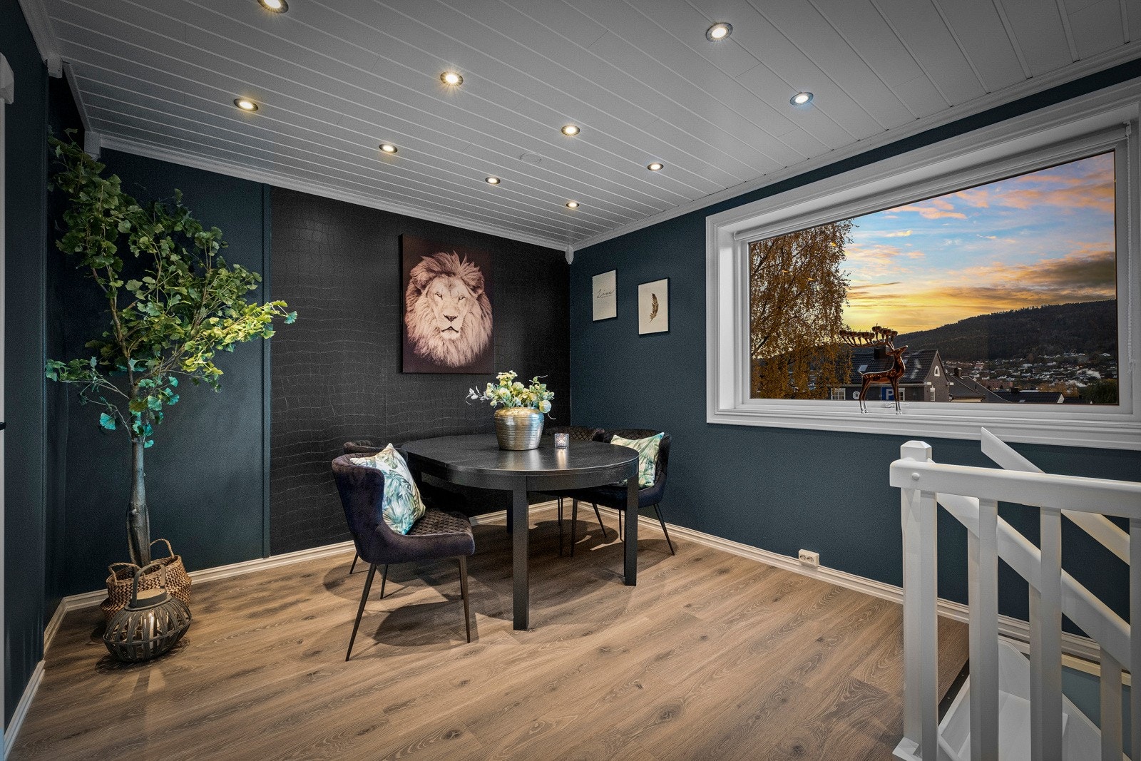 1.etasje innehar 1-stavs laminat på gulv, malte flater på vegg og panel i tak med downlights. Galleribilde