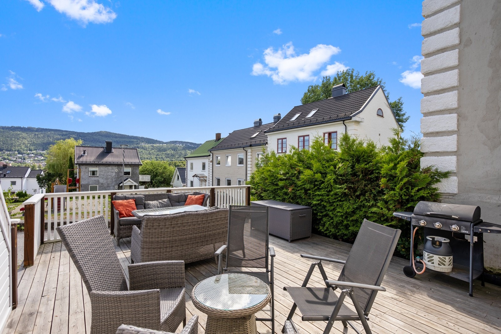 Veranda med ulike sittegrupper og grill. Galleribilde