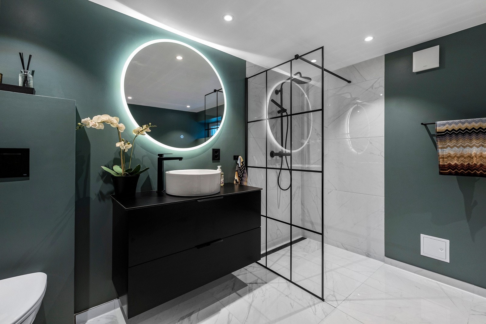 Velkommen inn i boligens egen spa avdeling. Lekkert og moderne bad fra 2021. Strore fliser på gulv og dusjnisje med flis og glassvegg. Galleribilde