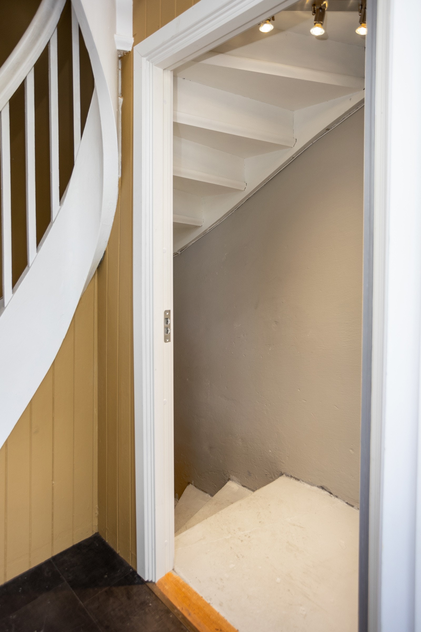Med egen inngang til u.etg har dagens eier hatt glede av å leie ut underetasjen på Airbnb. Galleribilde