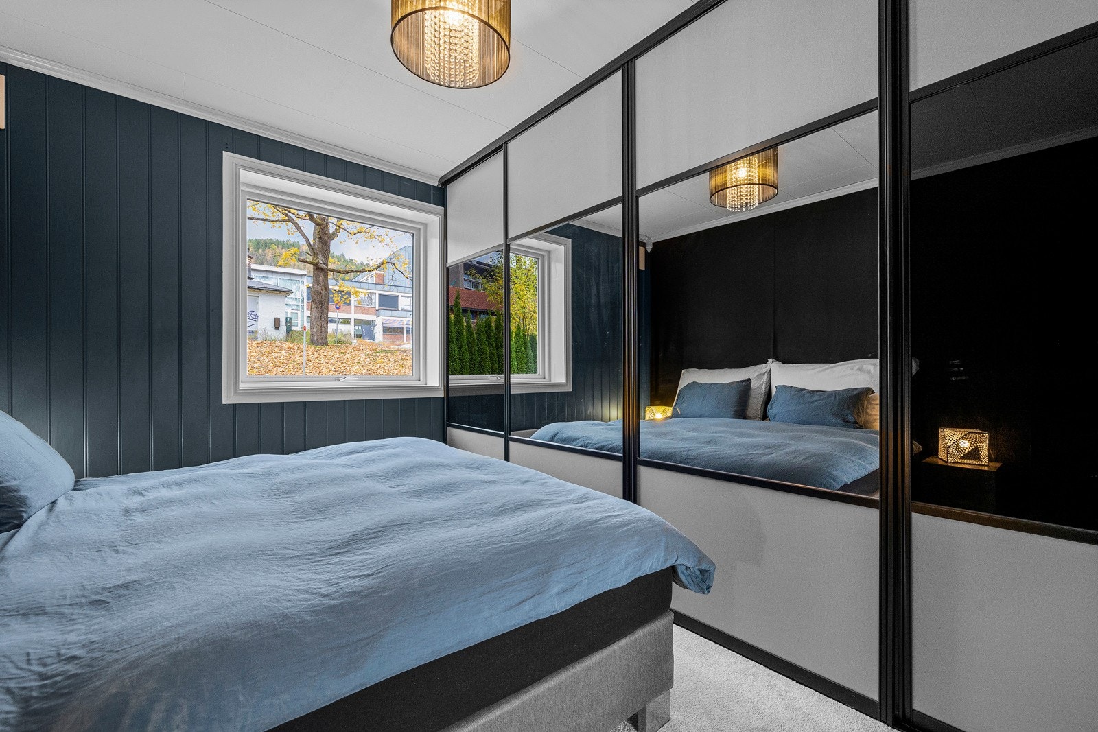 Hovedsoverom med skyvedørsgarderobe. Galleribilde