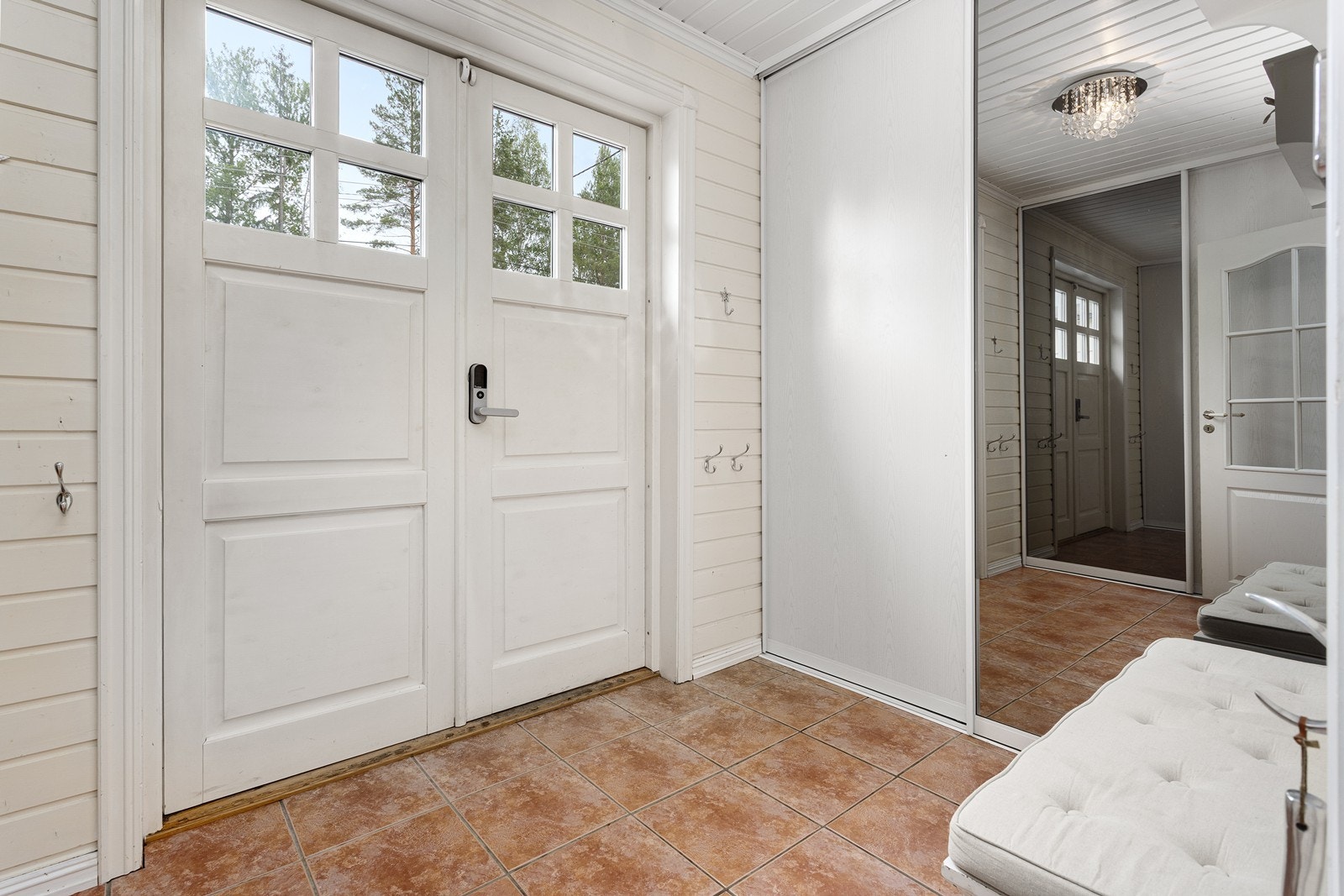 Entréen er utstyrt med skyvedørsgarderobe for optimal oppbevaring av yttertøy og sko. Galleribilde