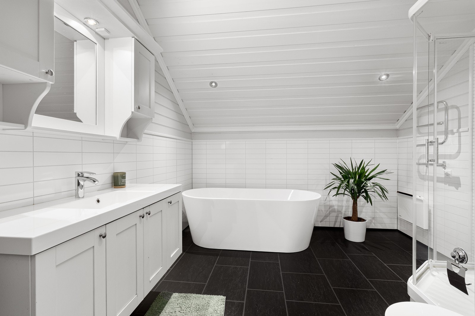 Boligen har to lyse og tidløse baderom - ett i kjeller og ett i 2. etasje. Galleribilde