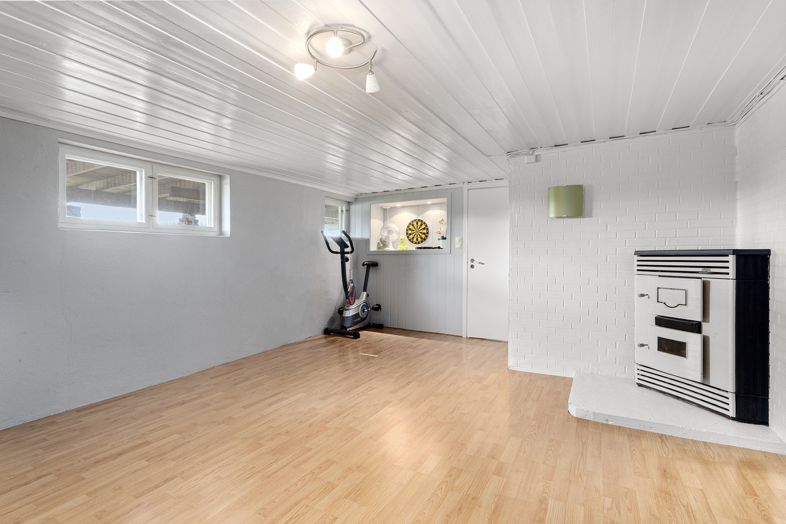 Kjelleren byr også på et innredet rom, men det hefter usikkerhet til om rommet er godkjent som rom for varig opphold. Galleribilde