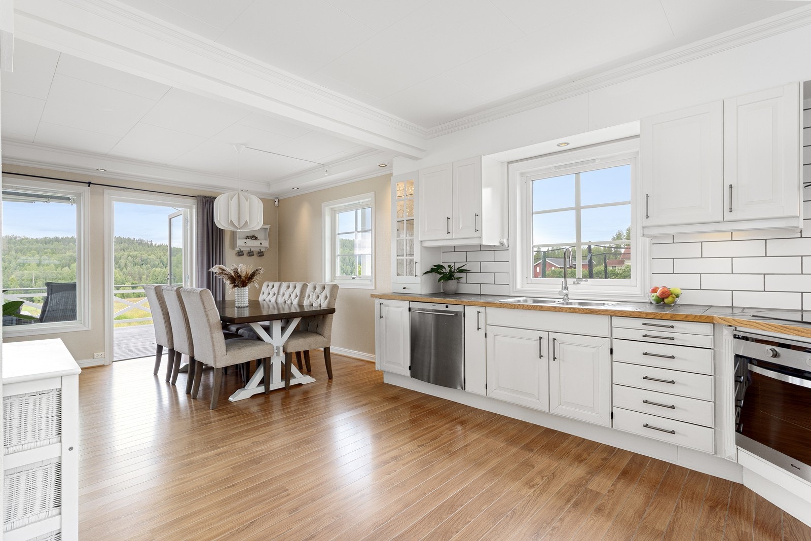 Innredningen har godt med oppbevaringsplass i skuffer og skap, og romslige arbeidsflater. Alt ligger til rette for praktisk matlaging i et hyggelig og funksjonelt allrom. Galleribilde