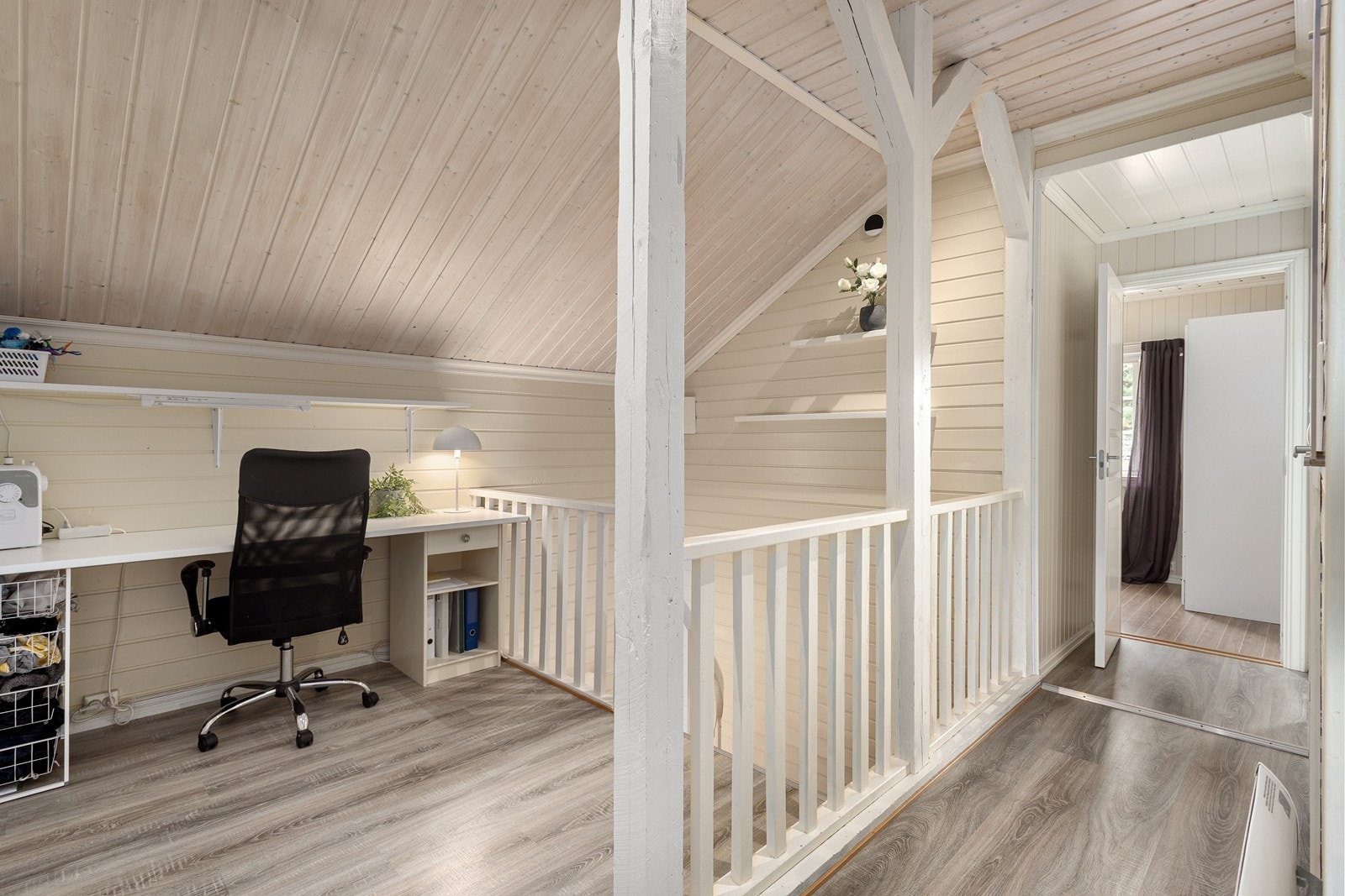 Oppe i 2. etasje har man en gang, et bad og 4 soverom. Galleribilde