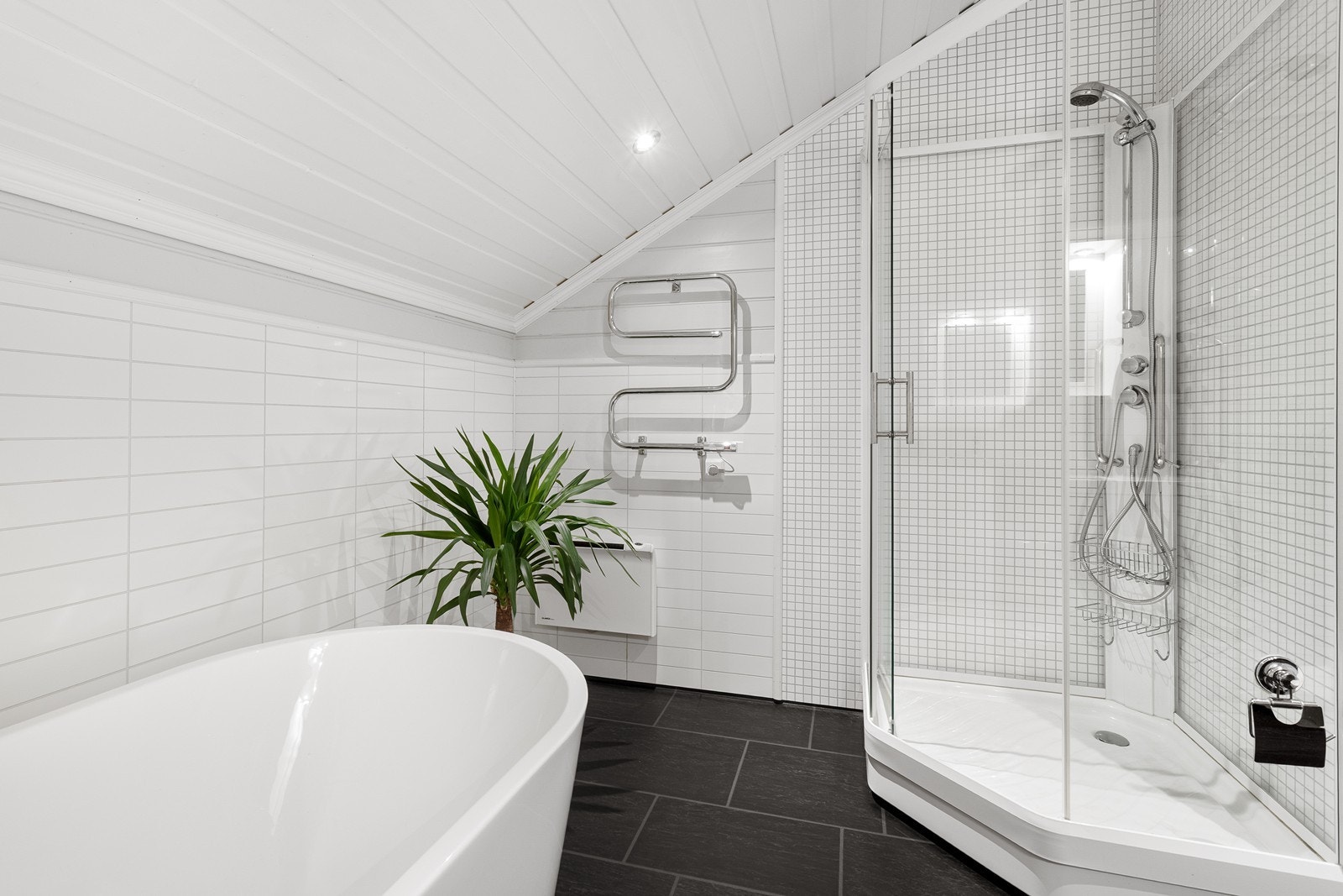 Badet i 2. etasje er utstyrt med servantinnredning med heldekkende servant, toalett, dusjkabinett og badekar. Galleribilde