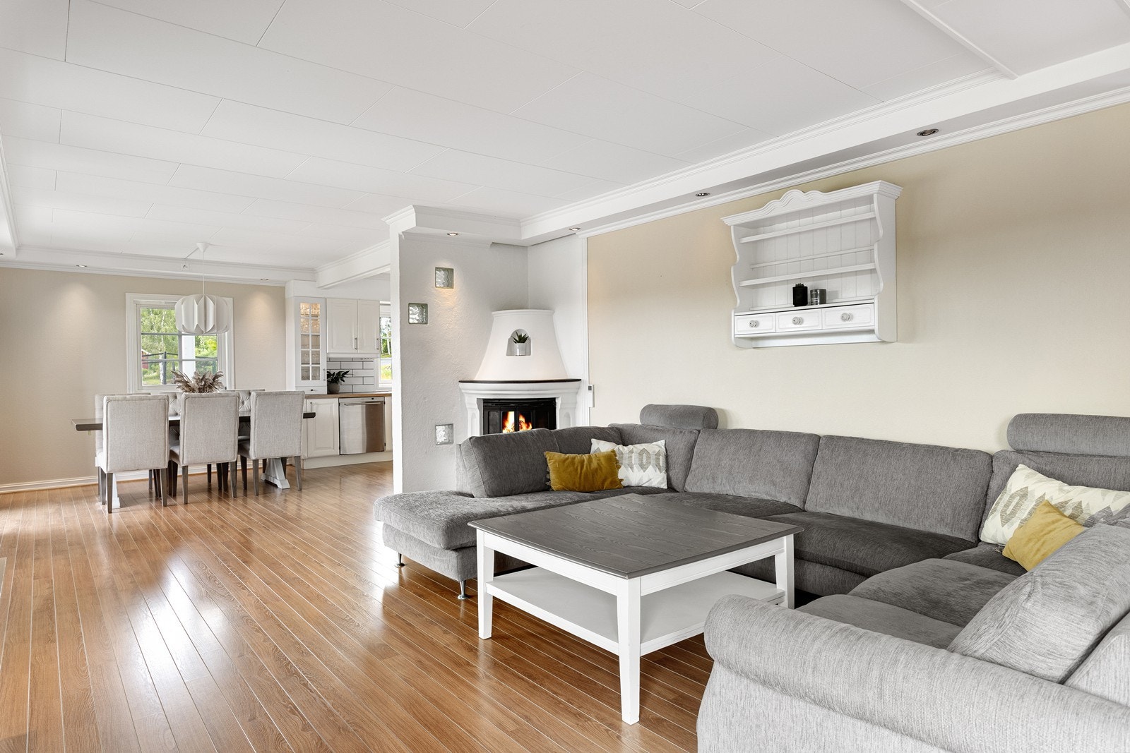 Innvendige har boligen en lys, innbydende og romslig stue. Galleribilde