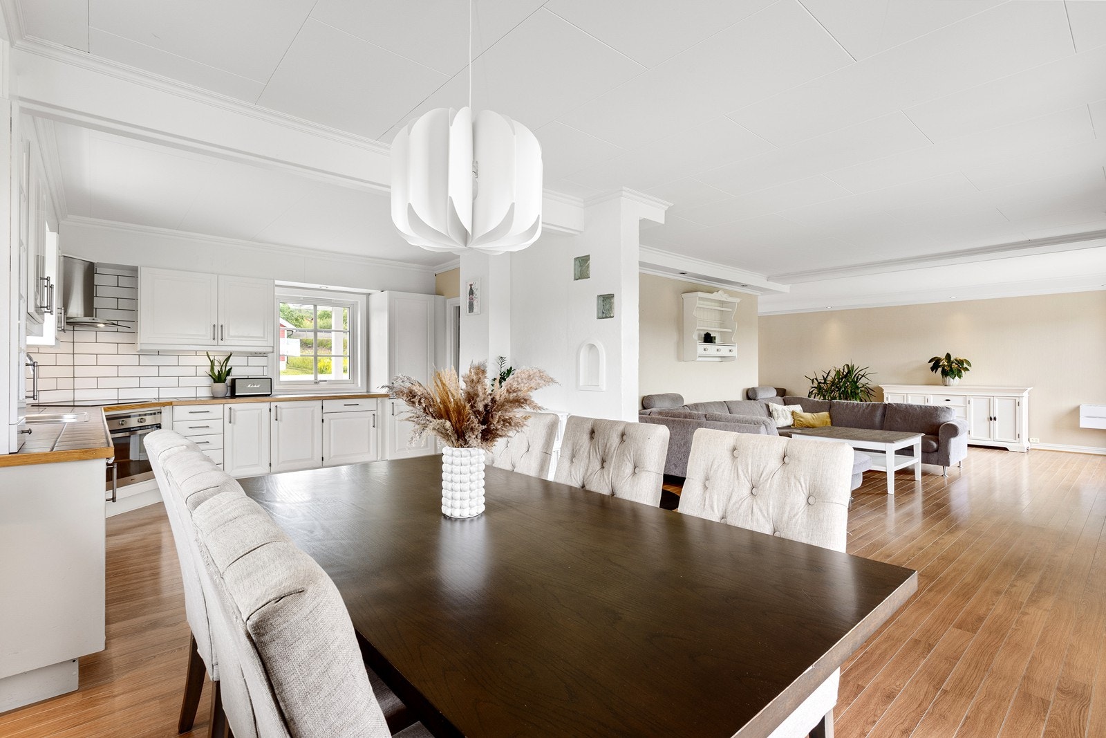 Kjøkkenet ligger i en delvis åpen løsning mot stue og spisestue, noe som gjøre dette til et
sosialt allrom for hele familien. Galleribilde