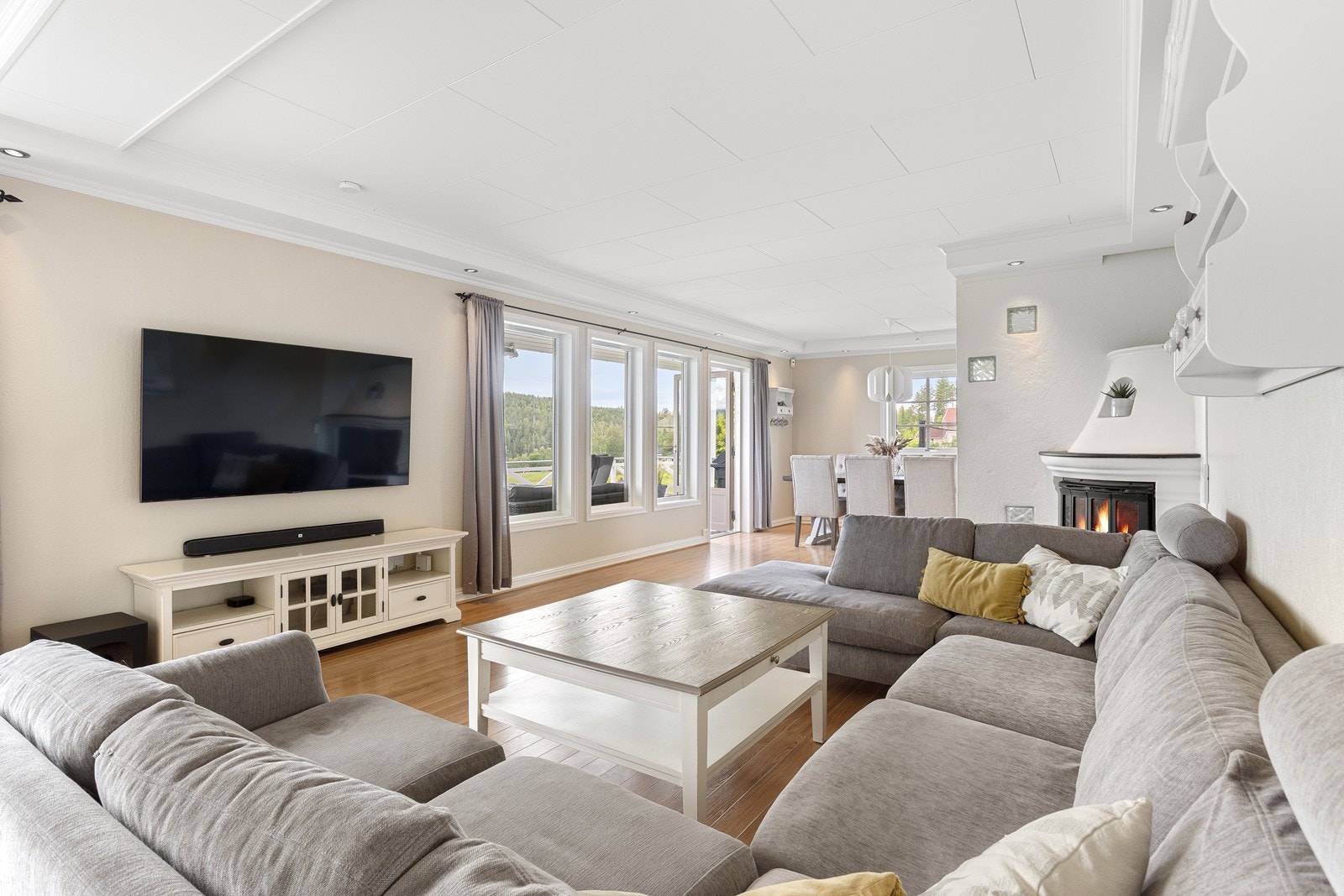 Rommet har god plass til en stor sofagruppe, og den innmurte peisen sørger for både varme og hygge. Galleribilde