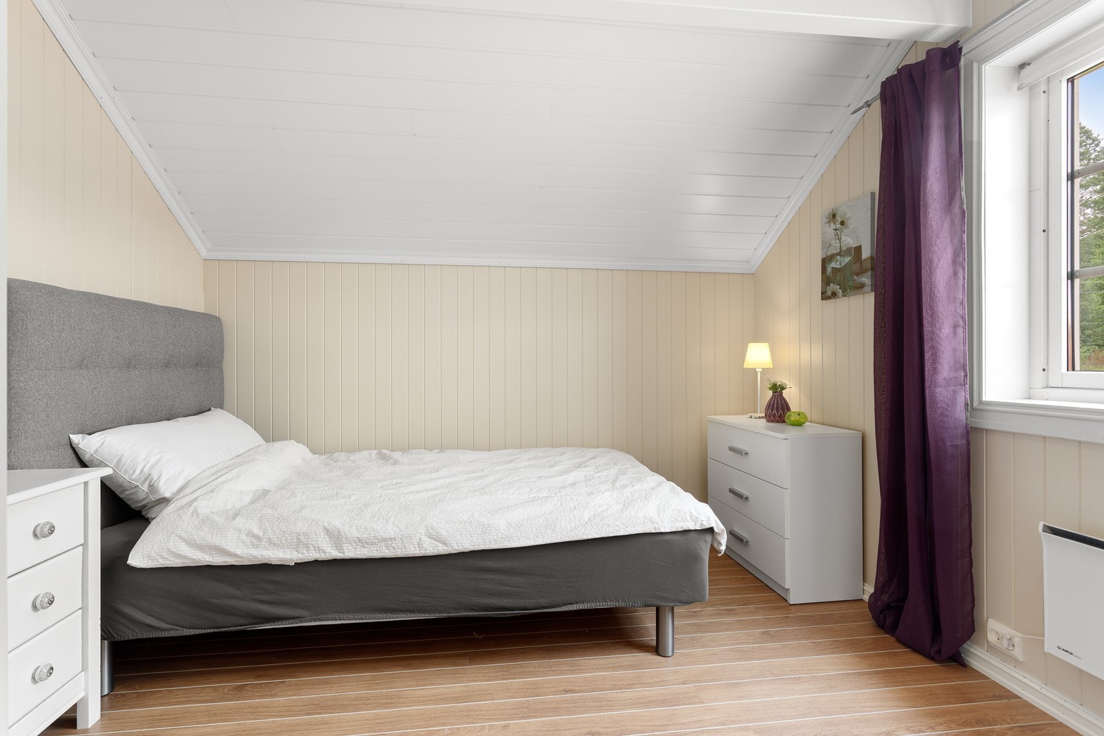 Soverom 2 - Rommene er romslige, og mulighet for ønsket møblering. Galleribilde