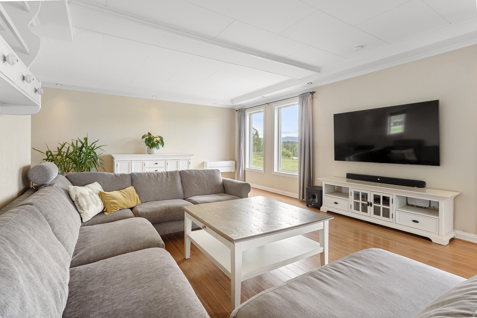 Rikelig med naturlig lys kombinert med nedfelte, dimbare downlights skaper en lun og stemningsfull atmosfære. Galleribilde