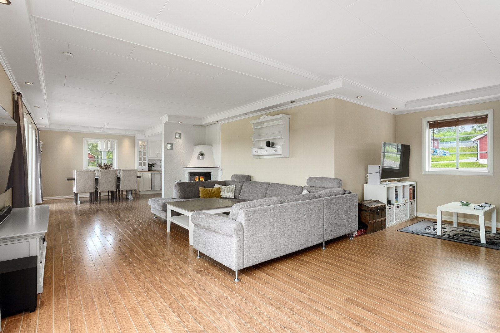 Den praktiske hesteskoformen på stue og kjøkken gjør det enkelt å innrede med ulike soner. Galleribilde