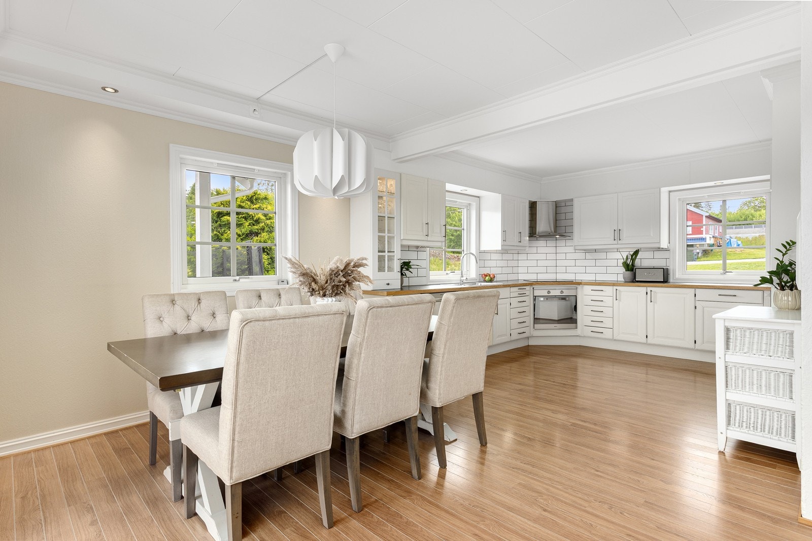 Her har man mulighet for møblering av et stort spisebord, hvor familie og venner kan samles. Galleribilde