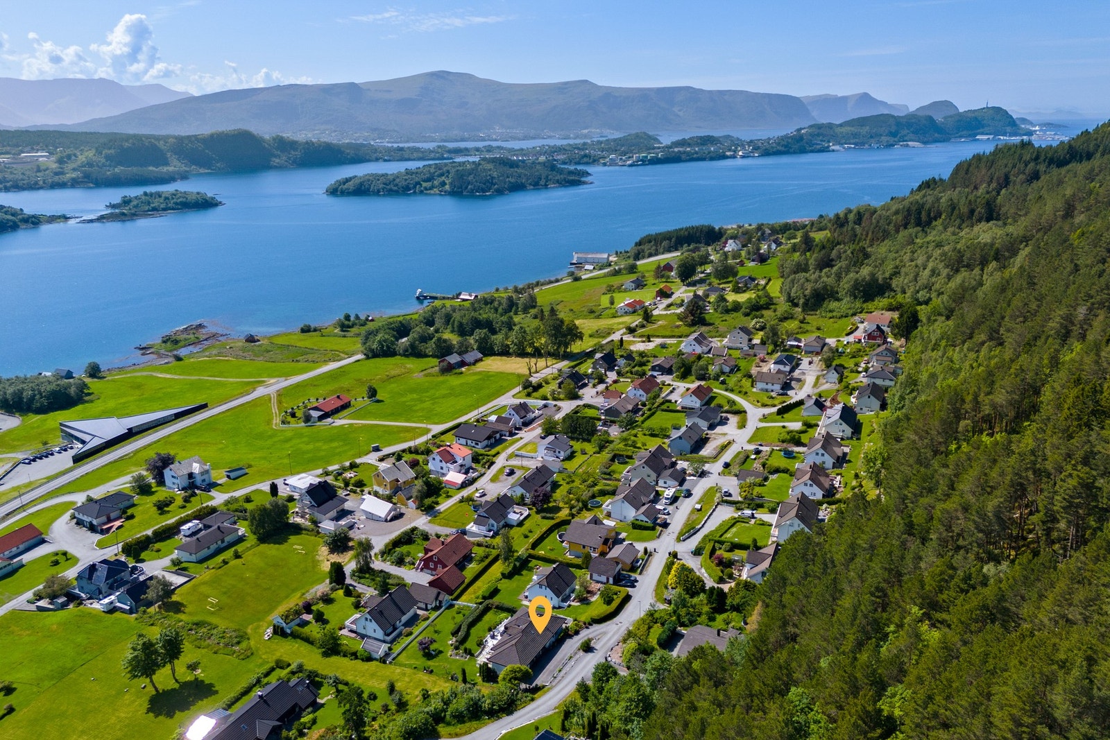 Flott beliggenhet i feltet på tomt med gode solforhold. Det finnes oppgradert lekeplass i feltet. Galleribilde