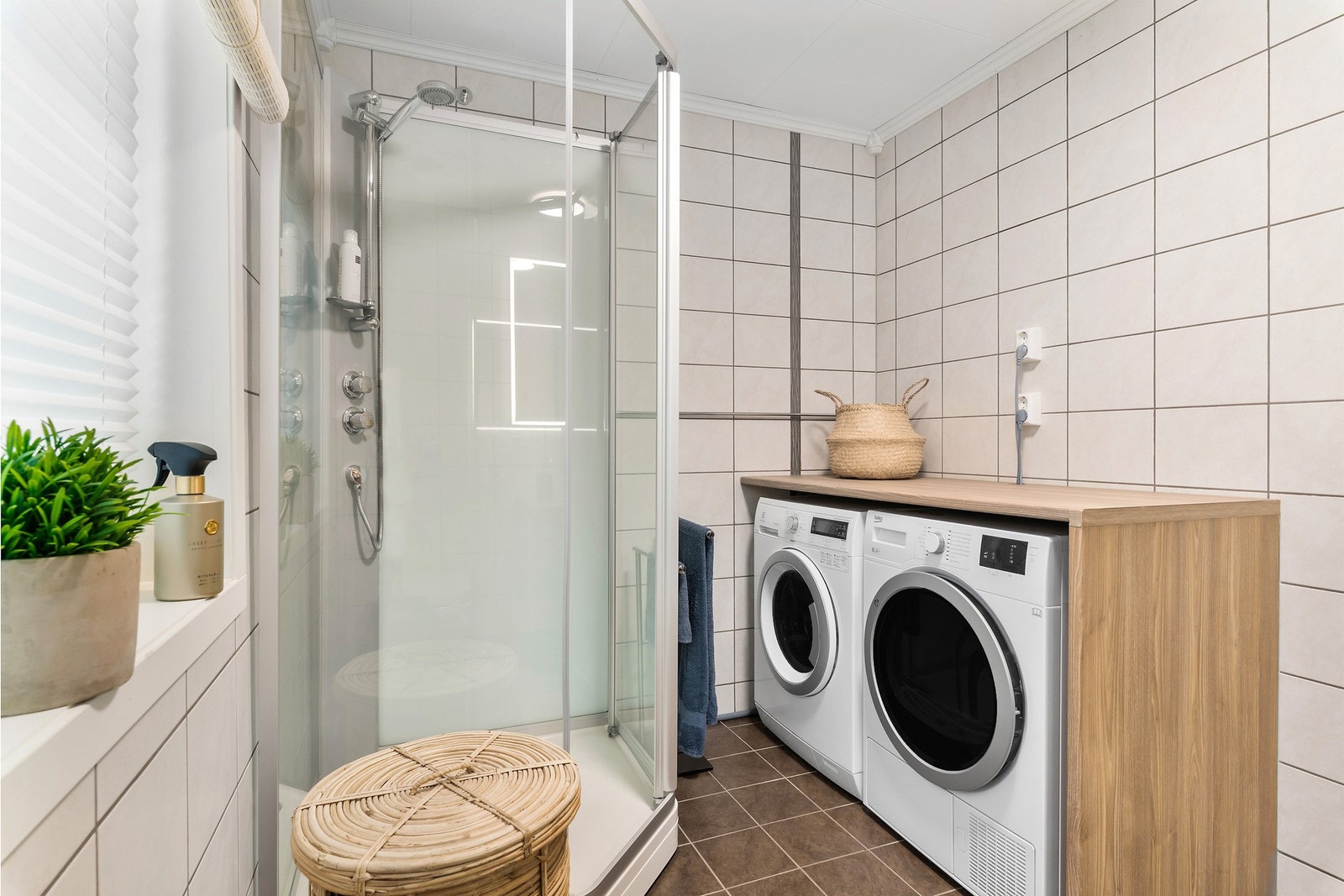 Badet i hovedetasjen har praktisk innretning for vaskemaskin og tørketrommel. Galleribilde