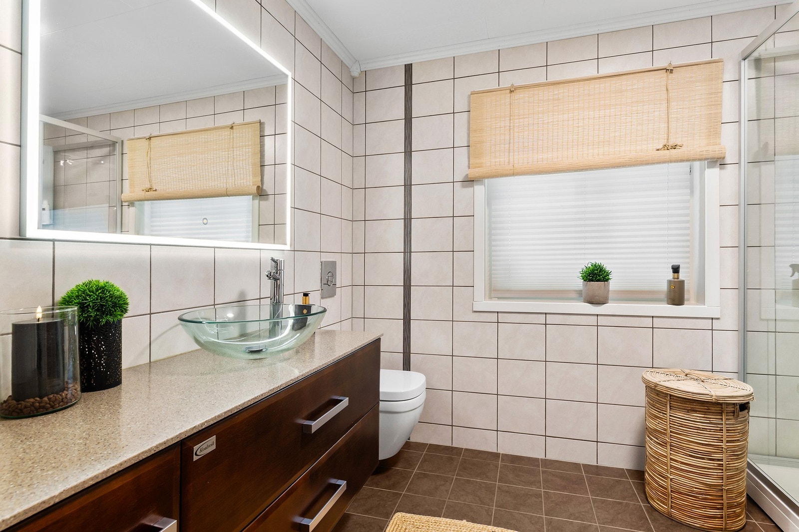 Helfliset bad med kabinett og flott servantinnredning. Galleribilde