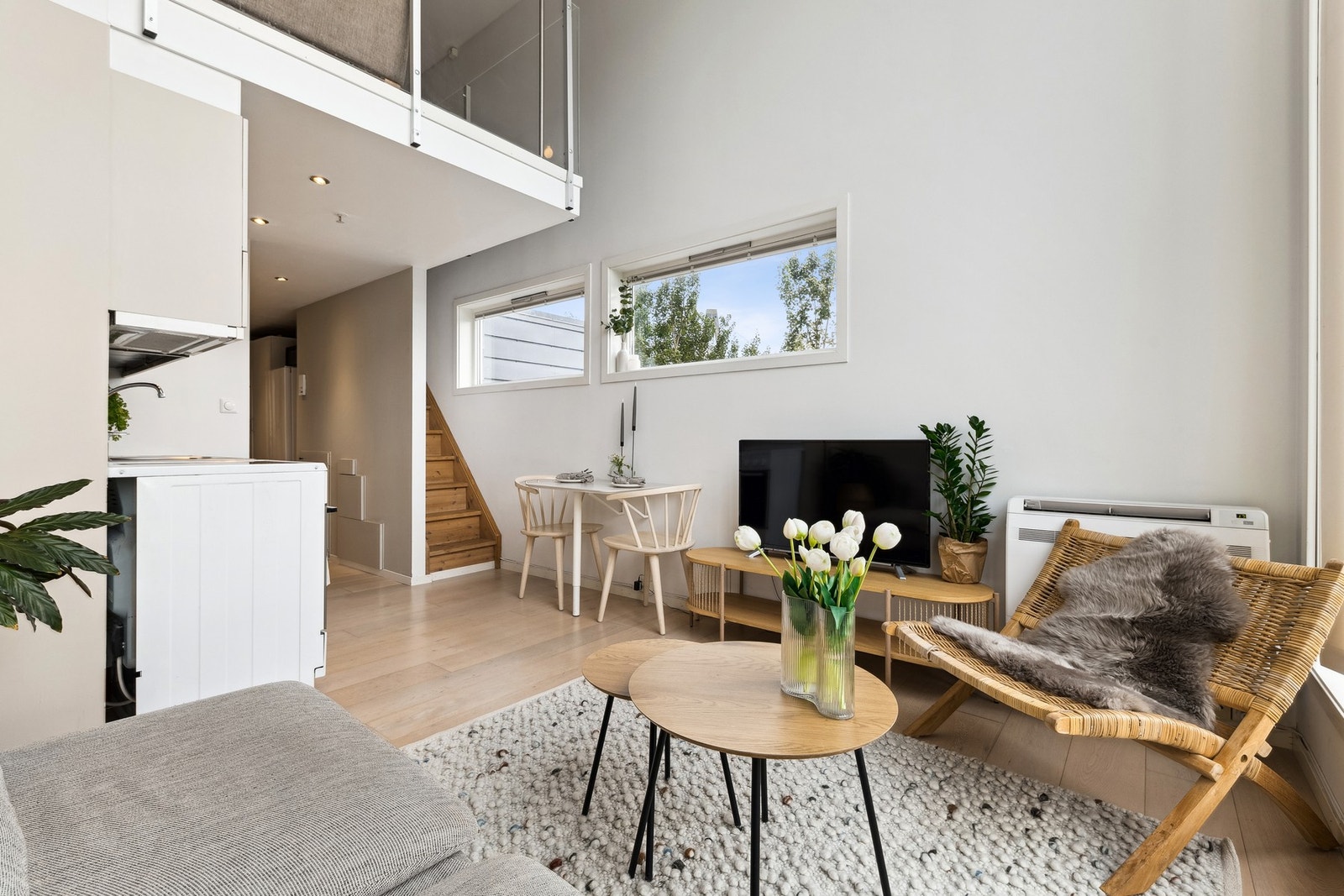 Leiligheten byr på en generøs takhøyde med god plass til møblering. Galleribilde