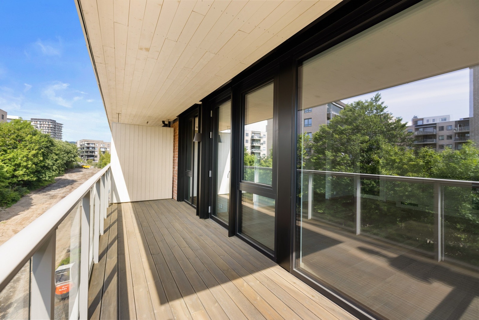 Balkongen fungerer som en forlengelse av stuen på sommerhalvåret. Galleribilde