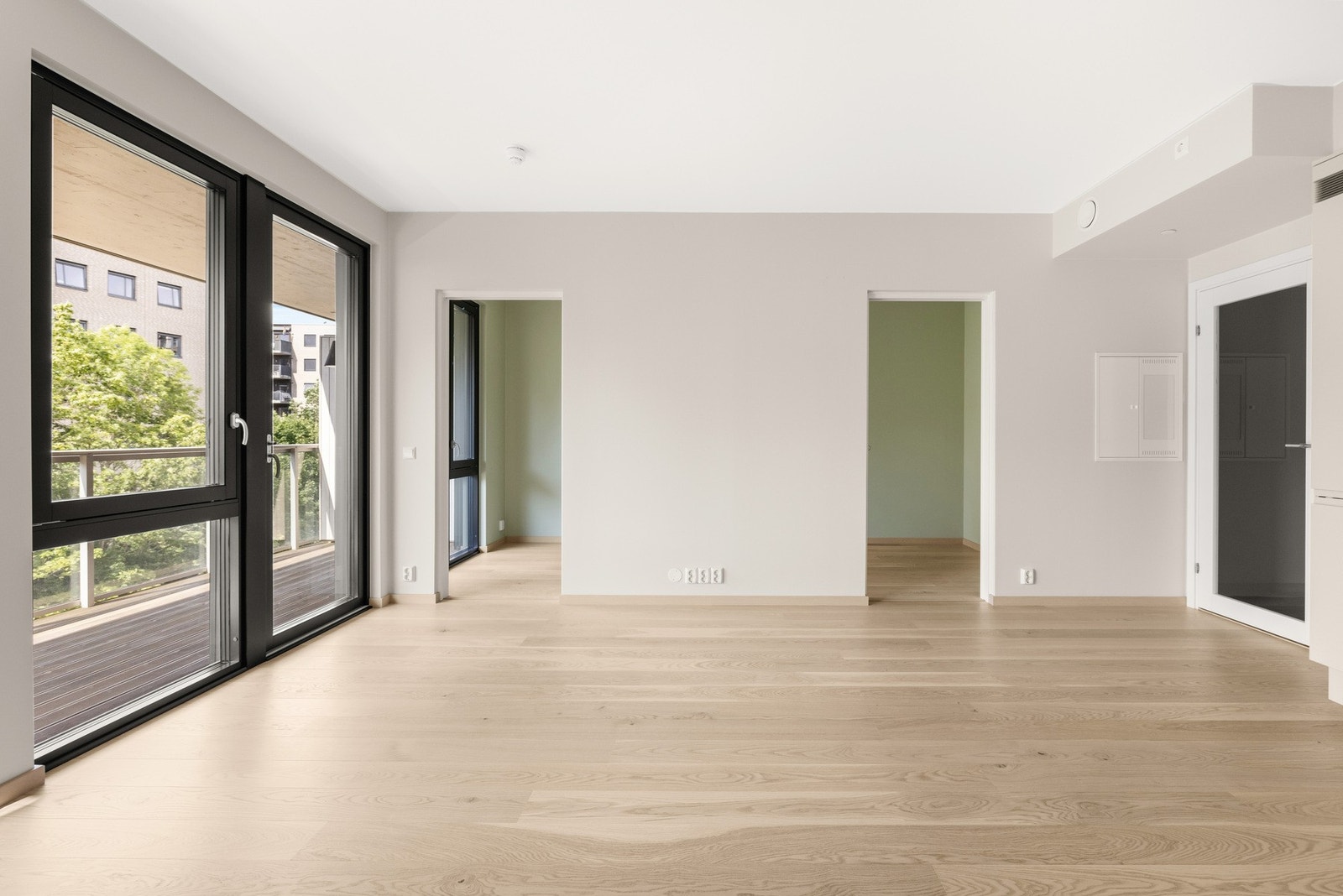Dette nøye utvalgte interiøret, utviklet av erfarne designere, gir leiligheten et tidløst uttrykk - perfekt for kjøpere som søker et hjem med både karakter og sjarm. Galleribilde