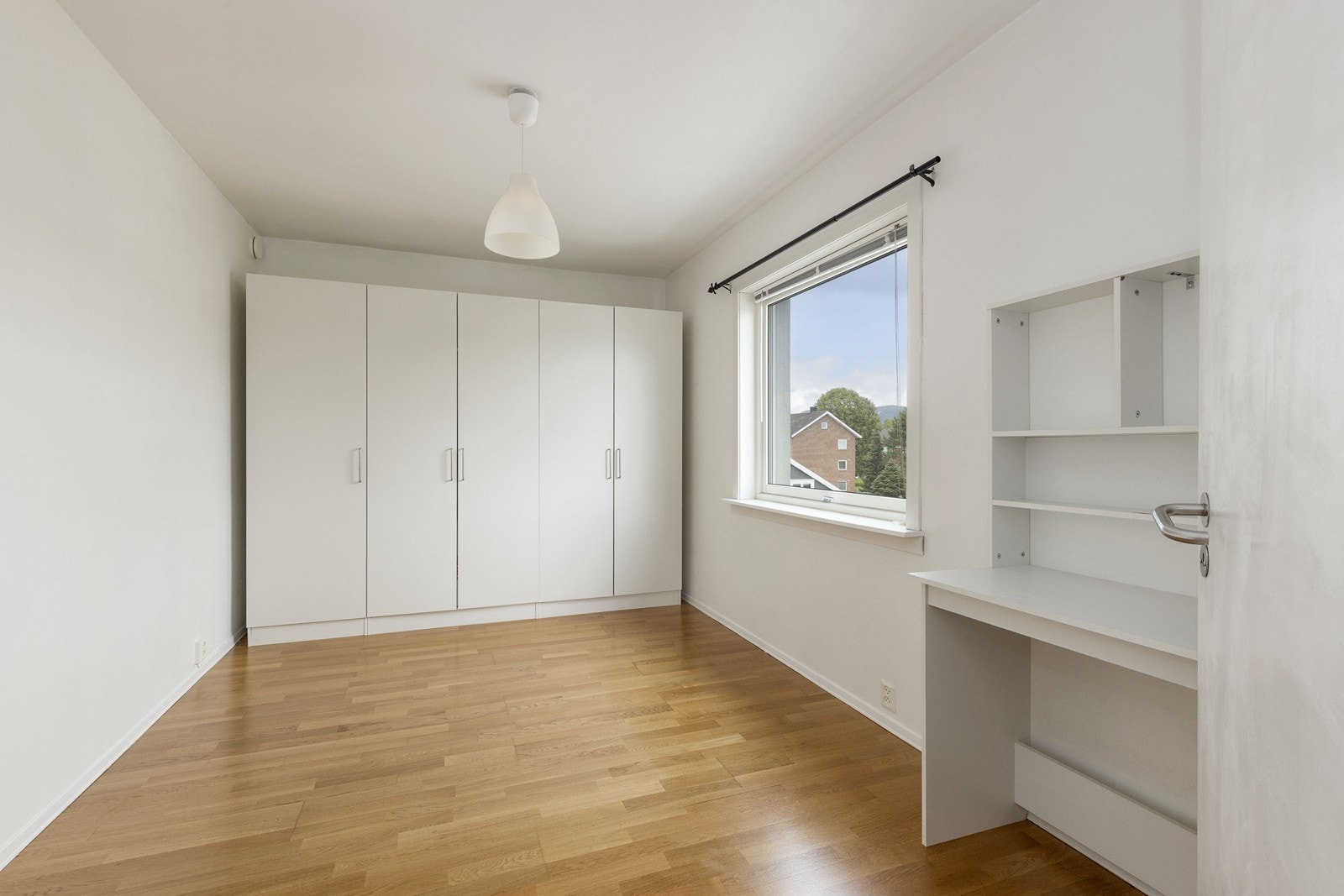 Soverom 2 har vært benyttet som hovedsoverom. Her er det plass til garderobe og dobbeltseng Galleribilde