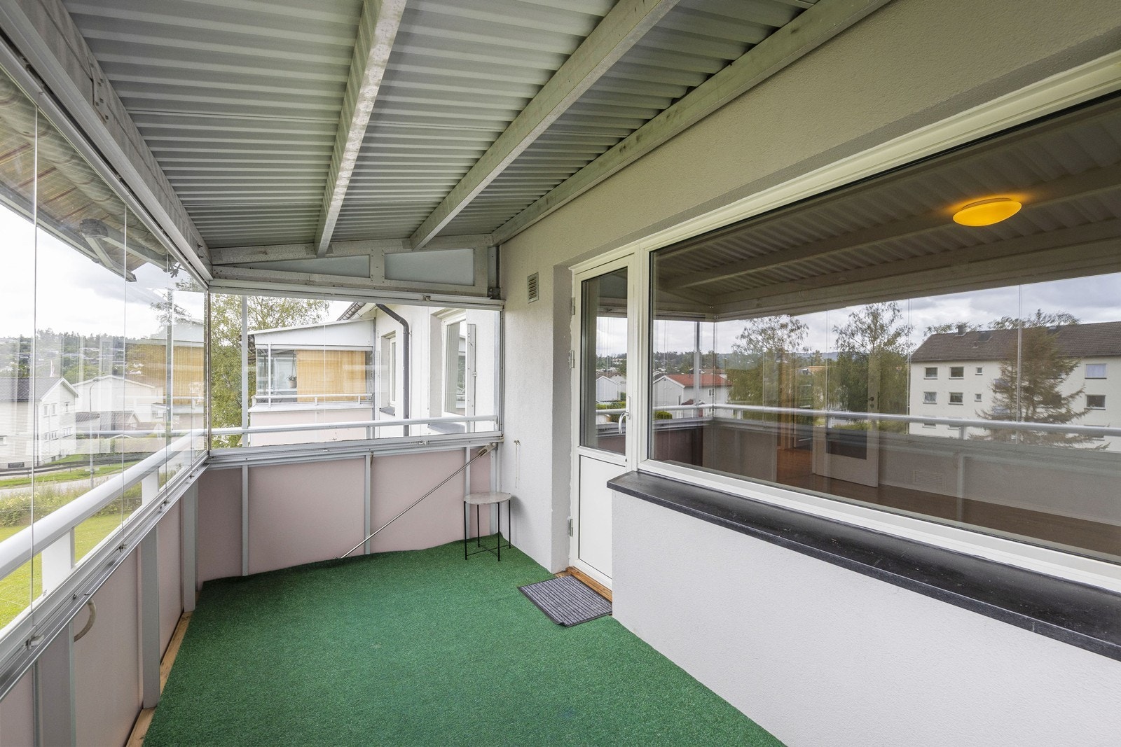 På balkongen er det plass til både sittegruppe, grill og andre utemøblement Galleribilde