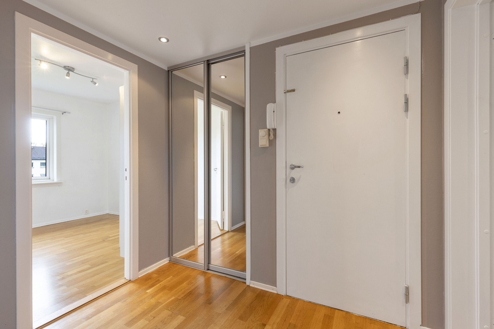 Praktisk inngangsparti med skyvedørsgarderobe med speil Galleribilde
