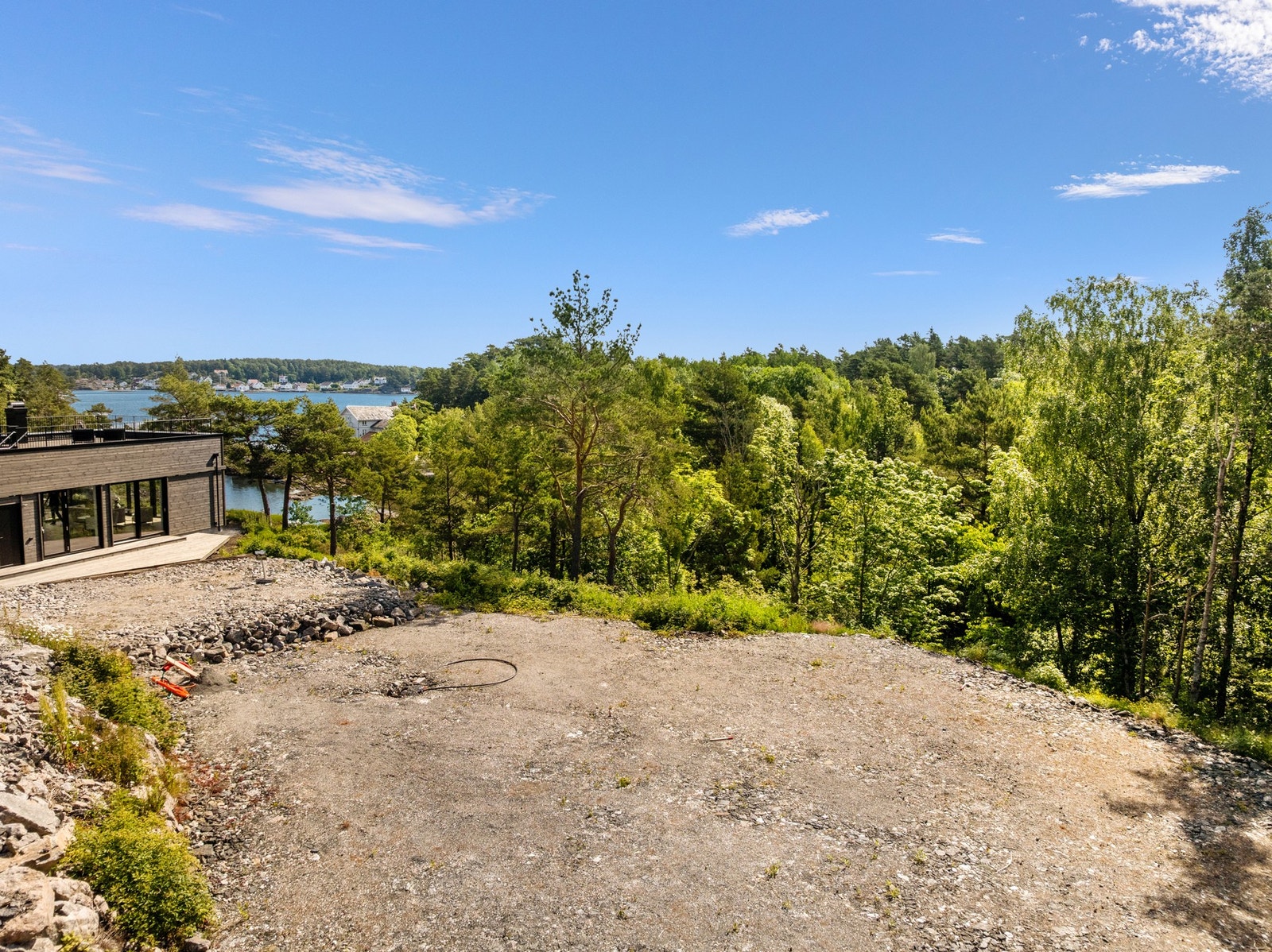 Her bor du behagelig tilbaketrukket i tett kontakt med naturen, samtidig som området har hyggelig utsikt. Galleribilde