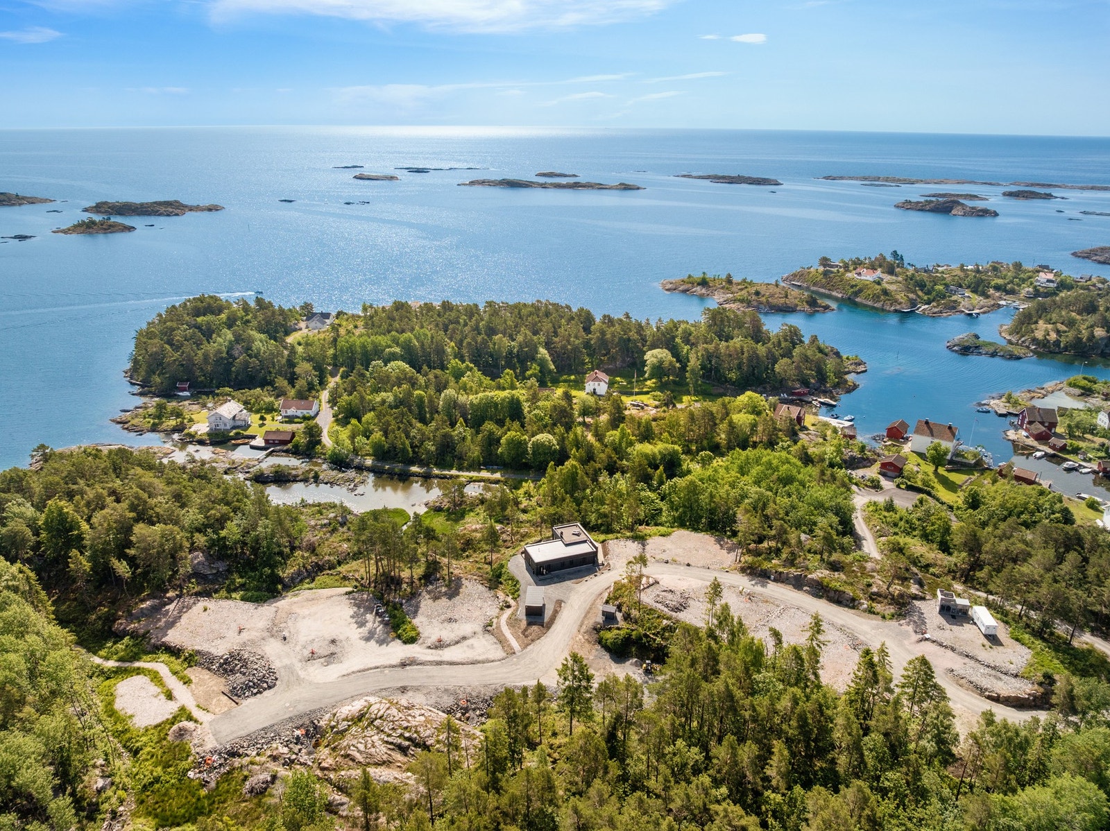Borøya ligger plassert ytterst mot havet i Oksefjorden med Raet Nasjonalpark som nærmeste nabo. Galleribilde