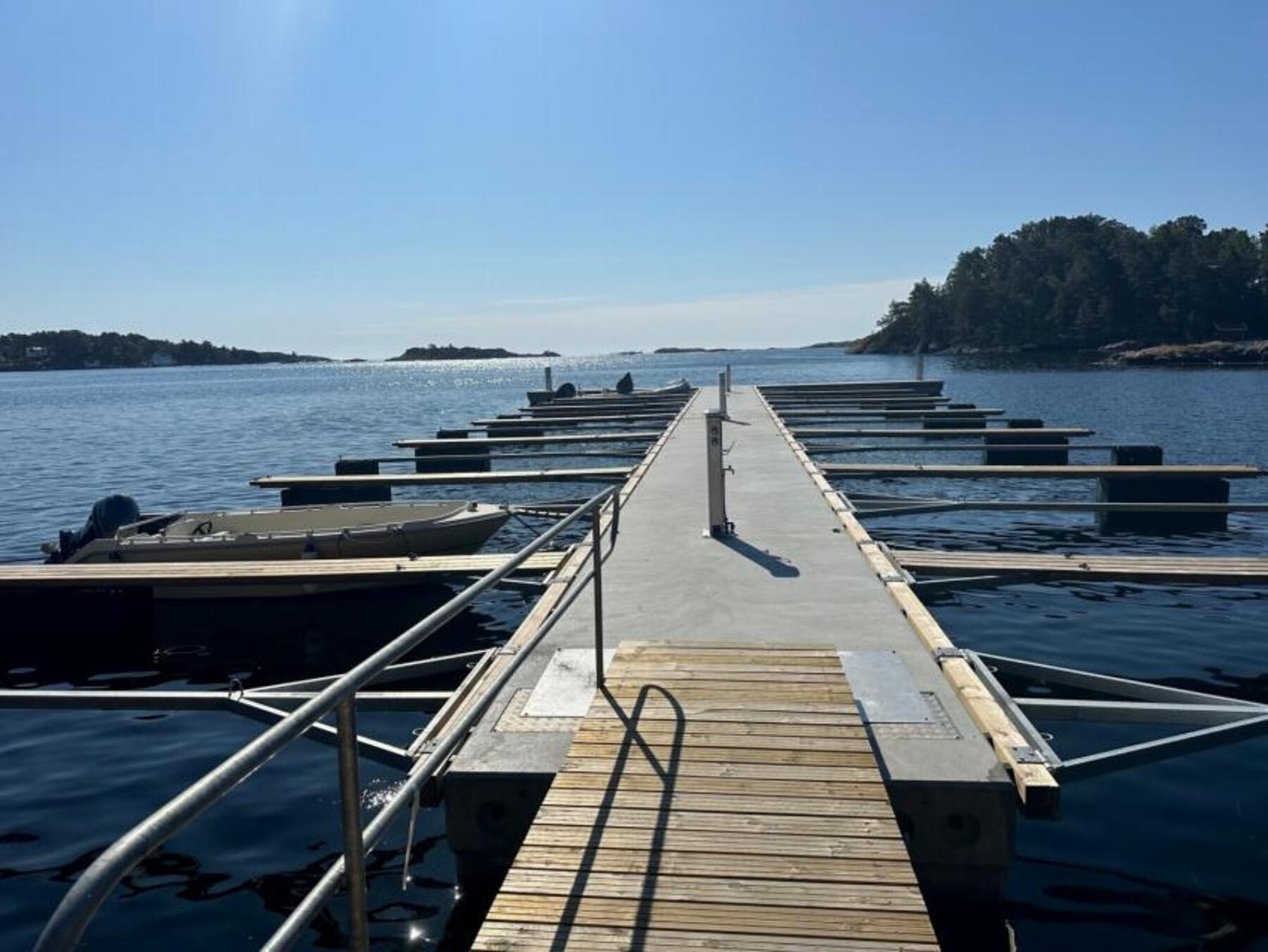 Nytt bryggeanlegg i umiddelbar nærhet for det er muligheter for å sikre seg en 3 meter bred båtplass! Galleribilde