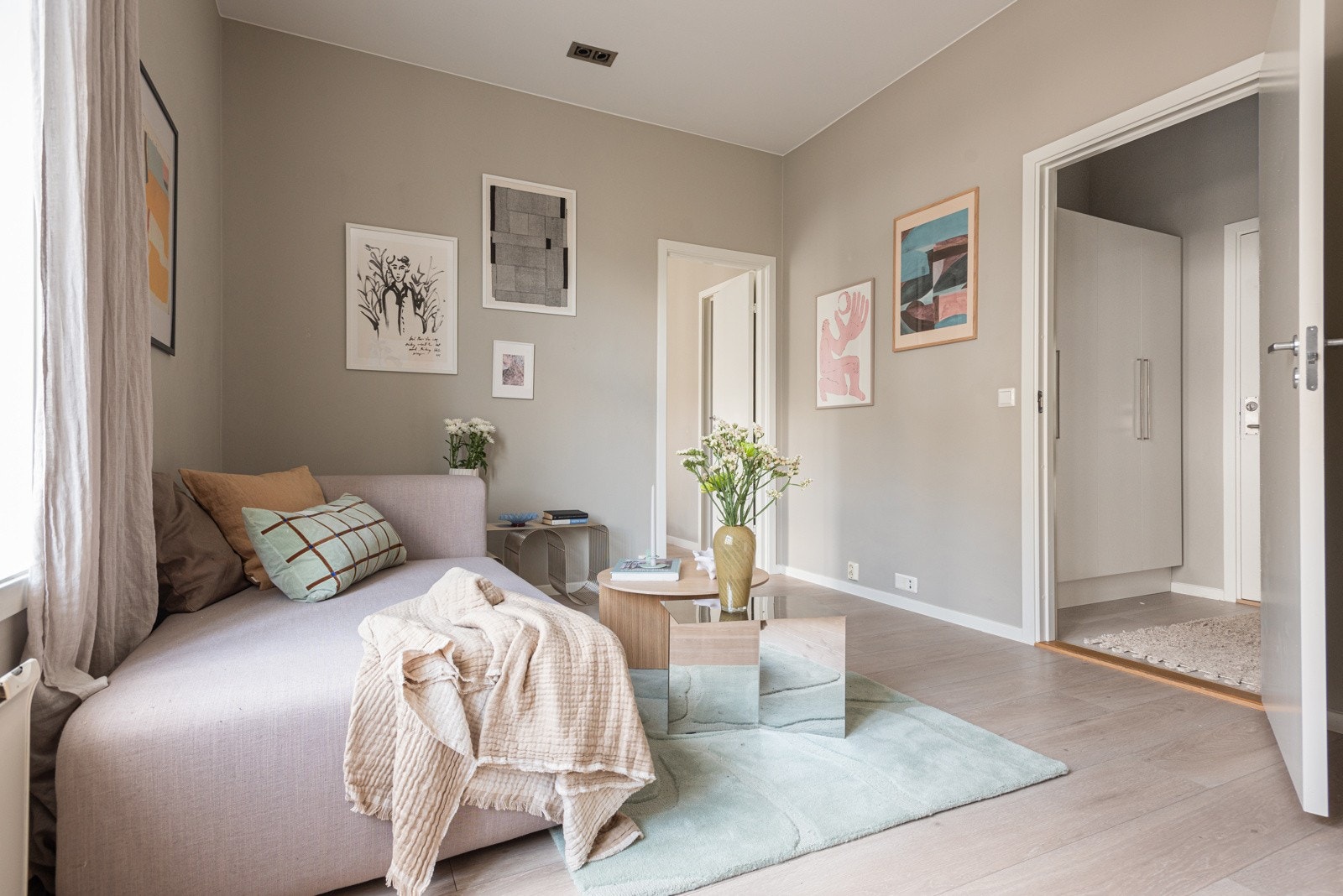 Lys og luftig stue med god plass til sofahjørne og spisebord i andre enden. Galleribilde