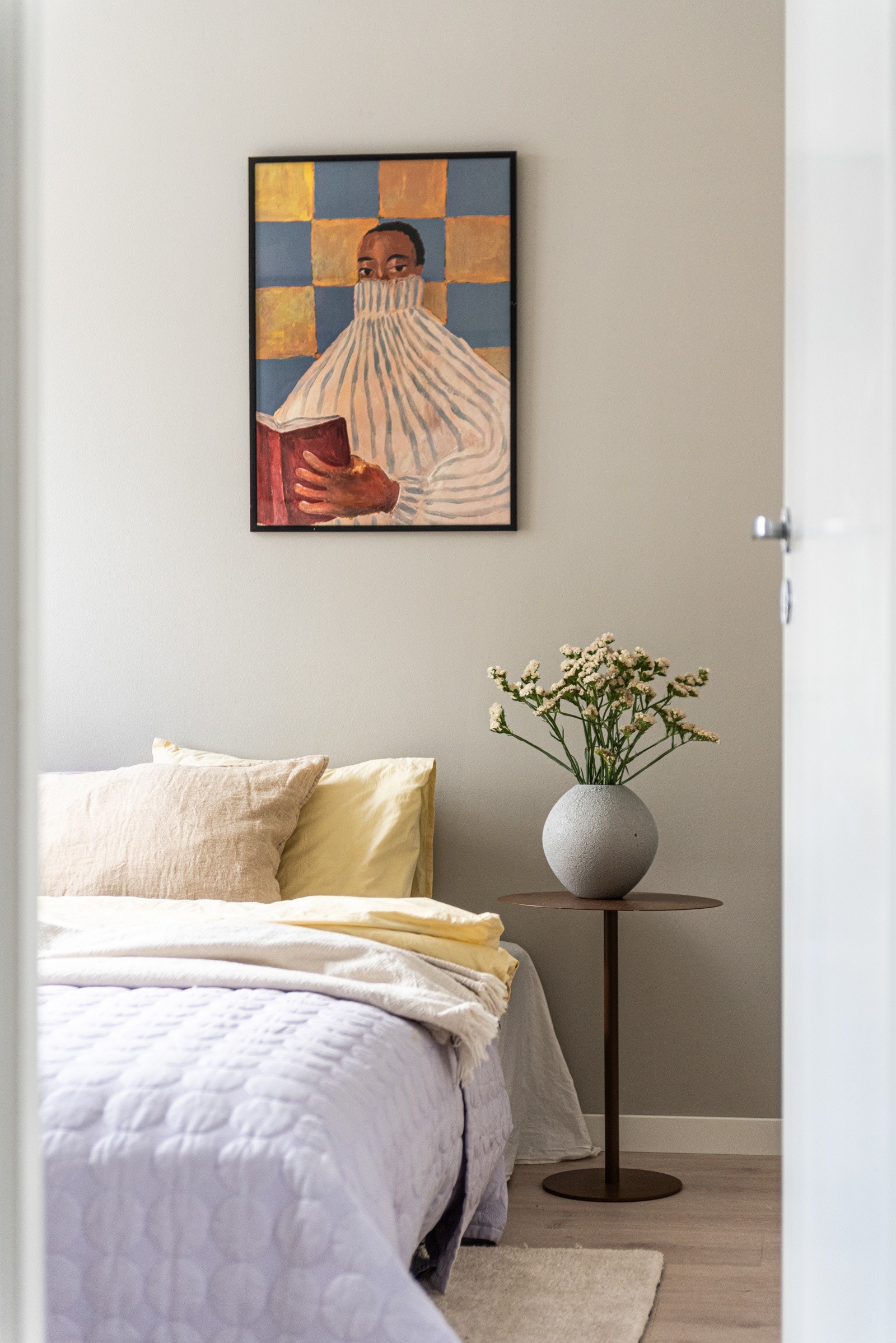 Fra stuen er det inngang til soverommet. Galleribilde