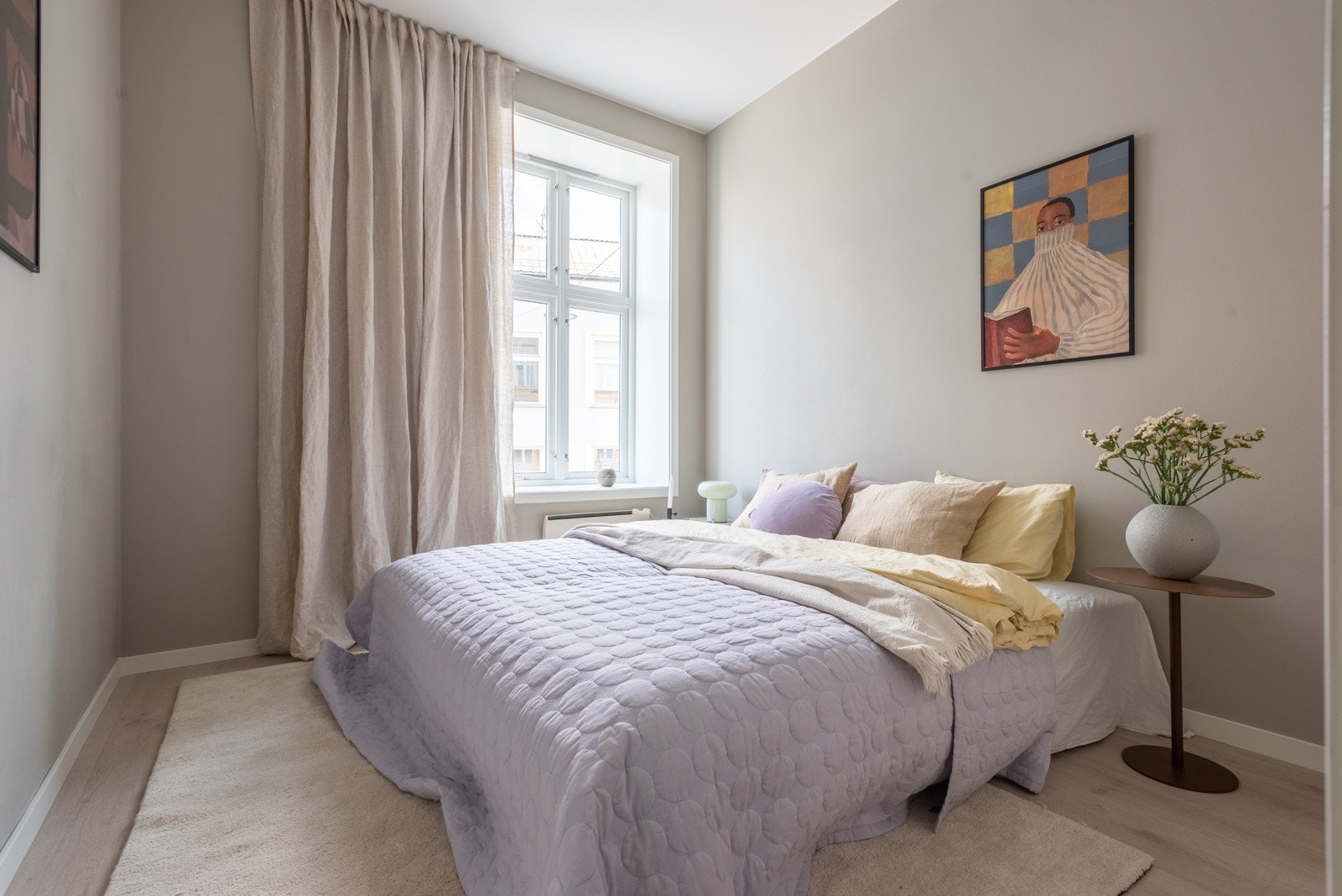 Romslig soverom med plass til dobbeltseng og nattbord på begge sider Galleribilde