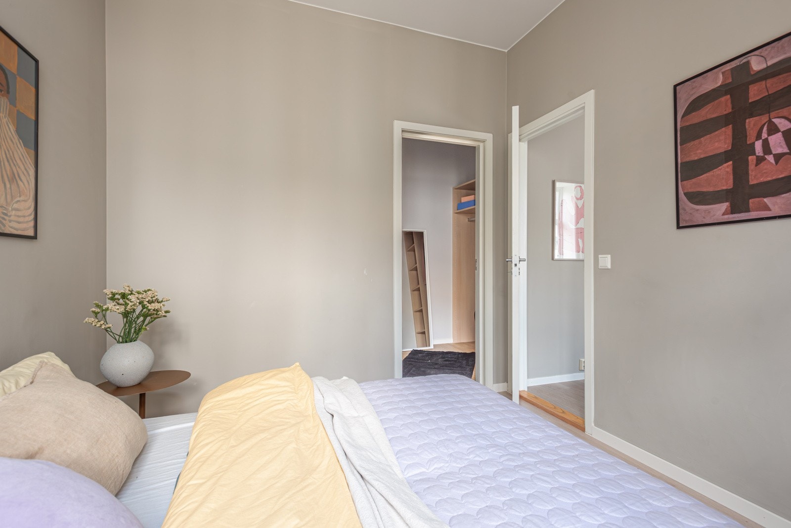 Praktisk adkomst til walk-in closet (Byggemeldt som bod) Galleribilde