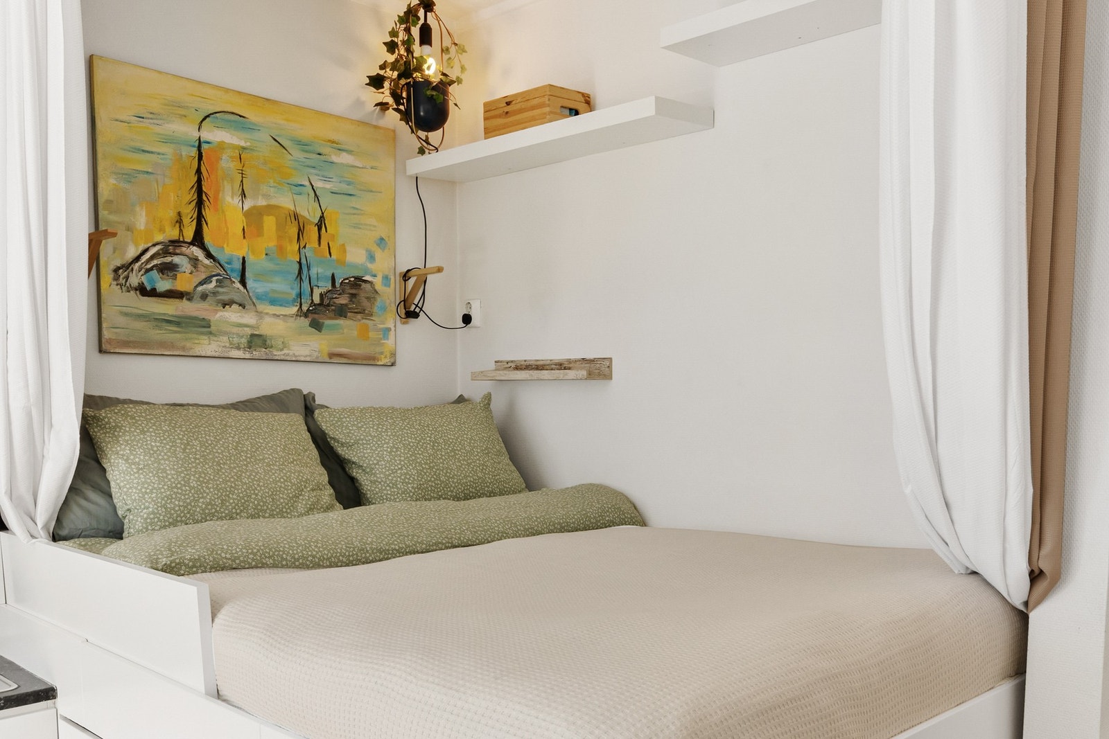 Plassbygget seng med romslig liggeflate - avskjermet med gardiner for en lun soveplass. Galleribilde