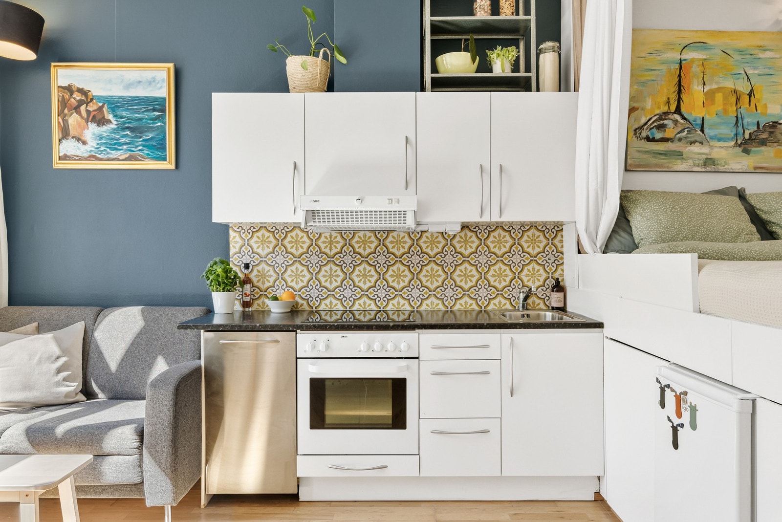 Praktisk kjøkken med overskap sørger for god oppbevaringsplass. Galleribilde