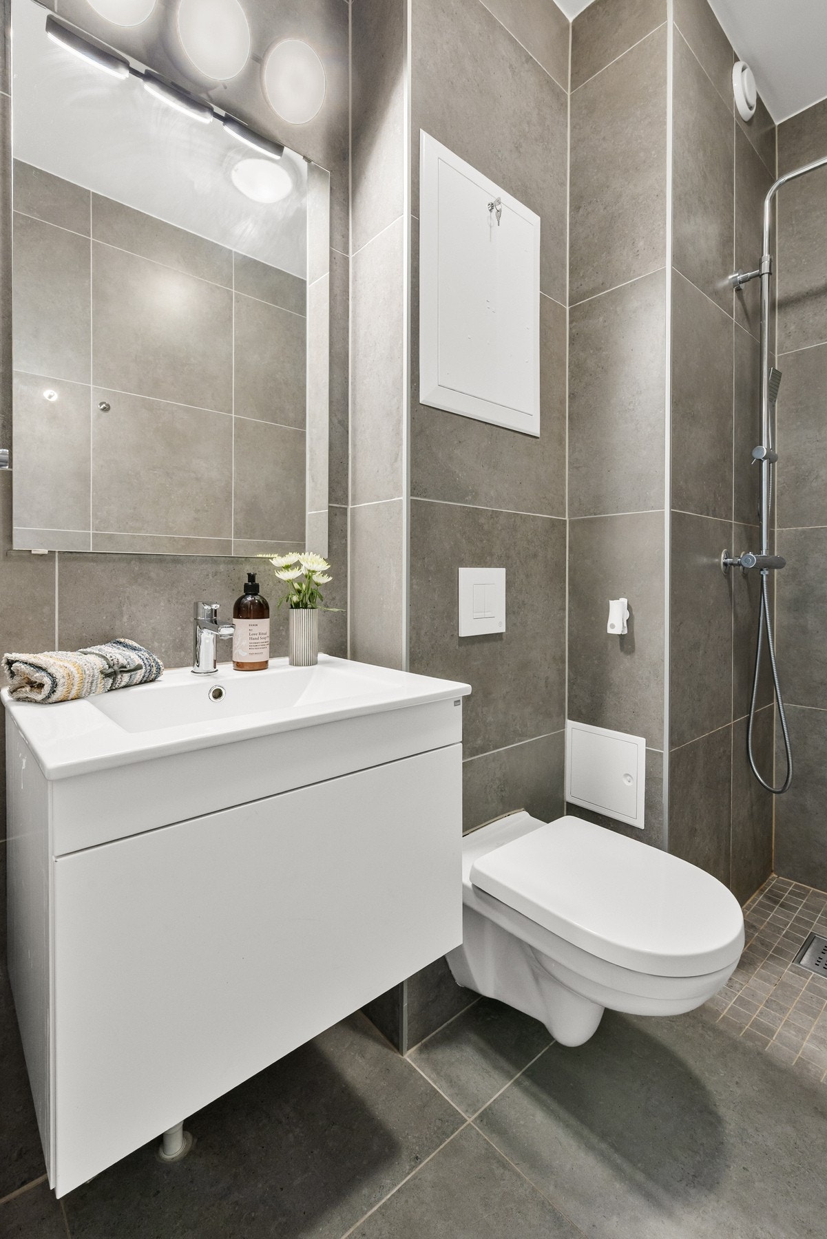 Pent og moderne flislagt bad med gulvvarme og stilrene detaljer - oppgradert i 2019. Galleribilde