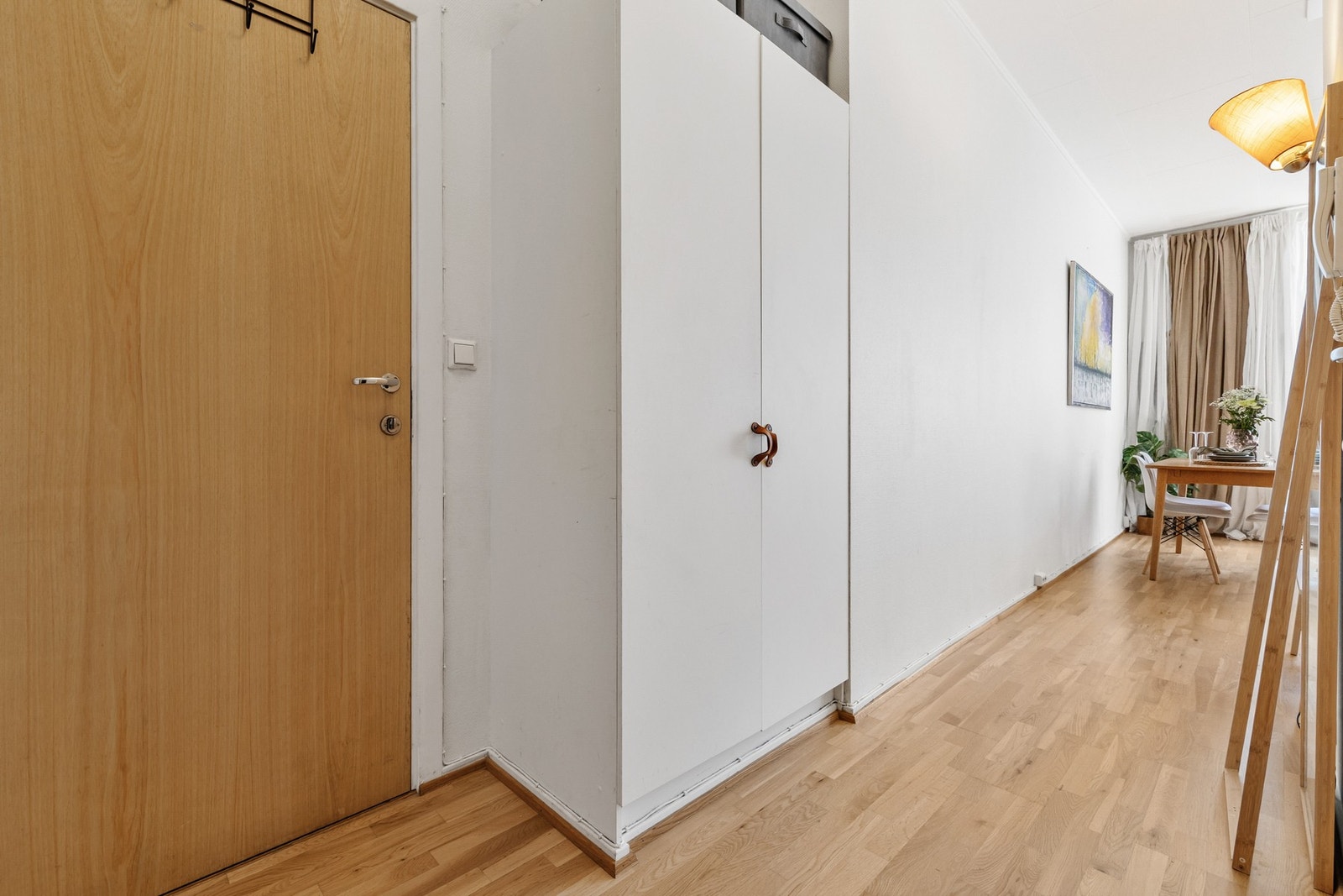 Hyggelig inngangsparti med oppbevaringsmuligheter for klær og sko. Galleribilde