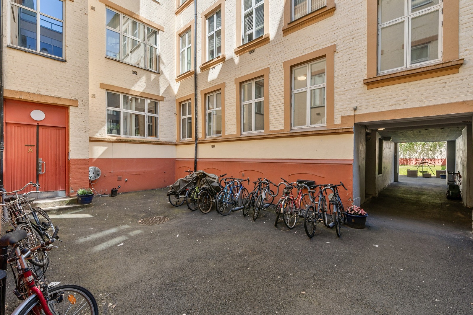 Sykkelstativ er tilgjengelig rett ved inngangen. Galleribilde