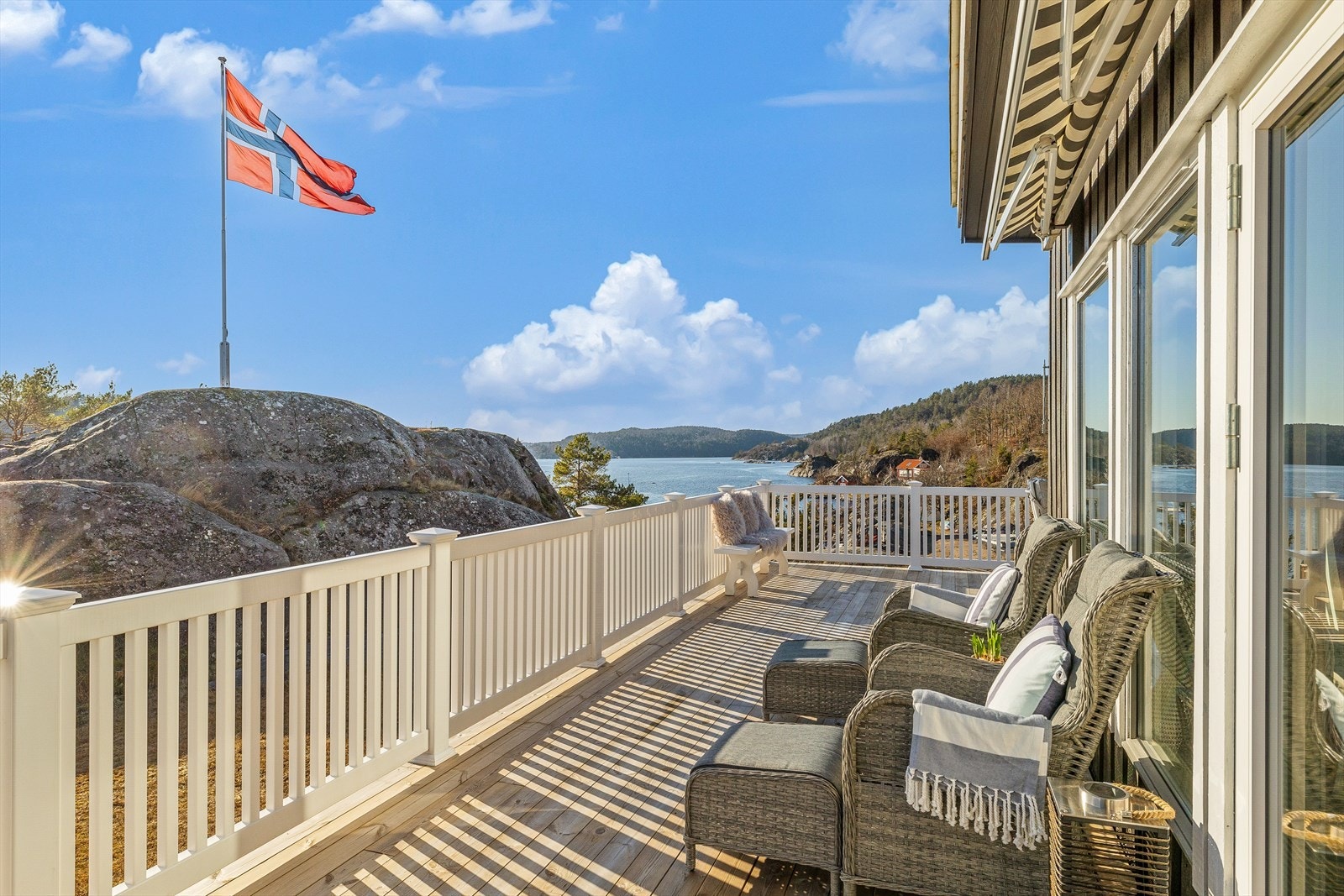 Utformingen av terrassen danner flotte soner til ulike sittegrupper. Galleribilde