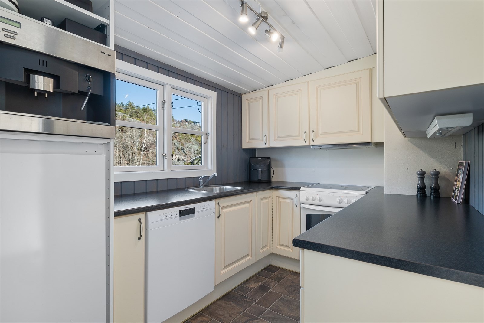 Kjøkkenet ligger i eget rom med kjøkkeninnredning fra 2007 og dels integrerte hvitevarer. Galleribilde