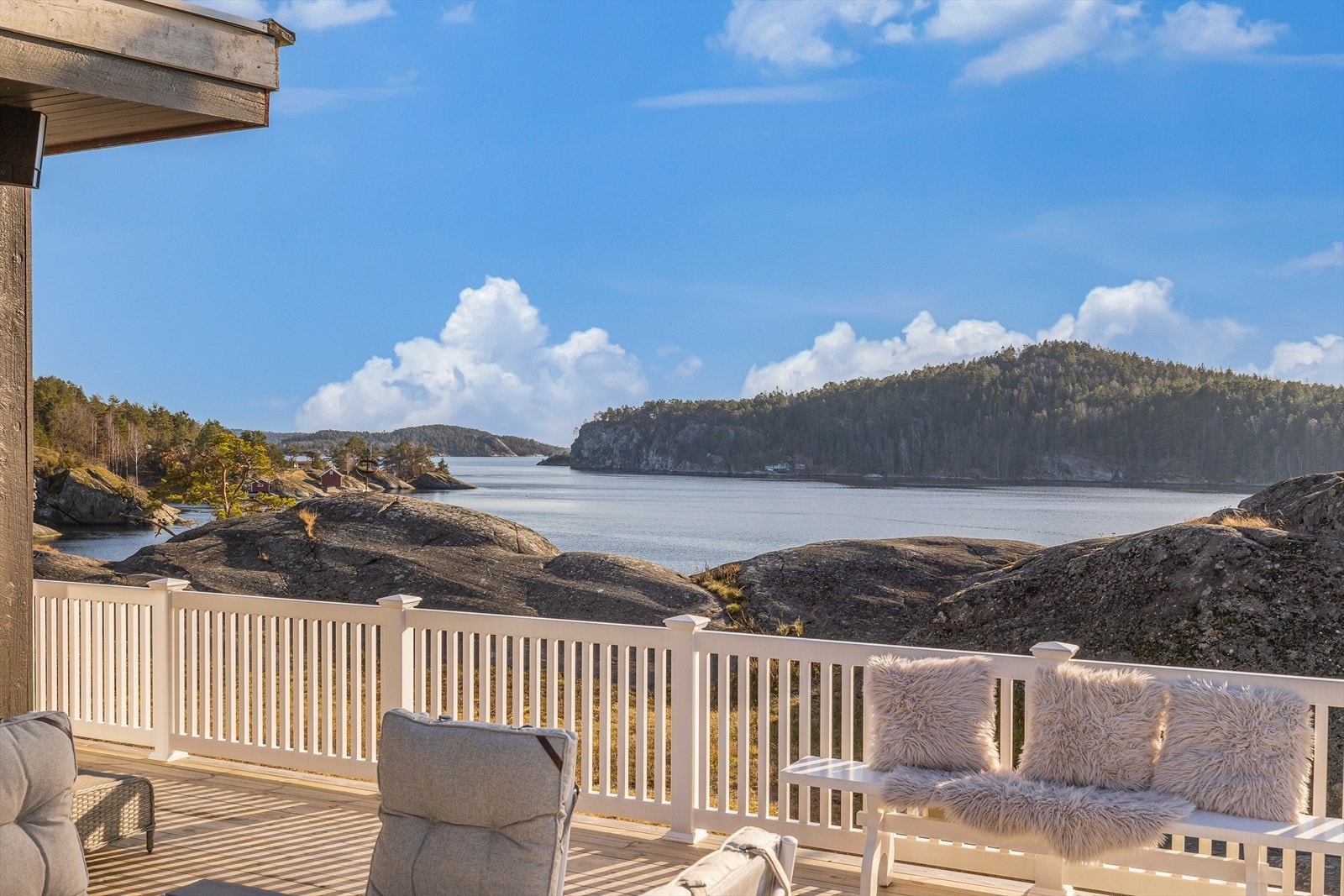 Med båt kan man gjøre strandhugg på små holmer og skjær. Galleribilde