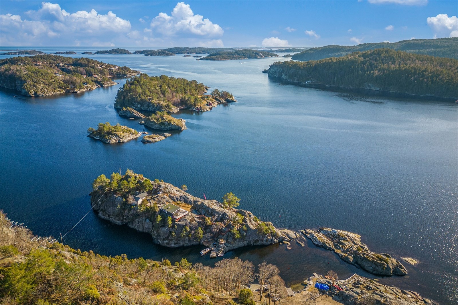 Det medfølger en båtplass på fastlandet rett over. Galleribilde