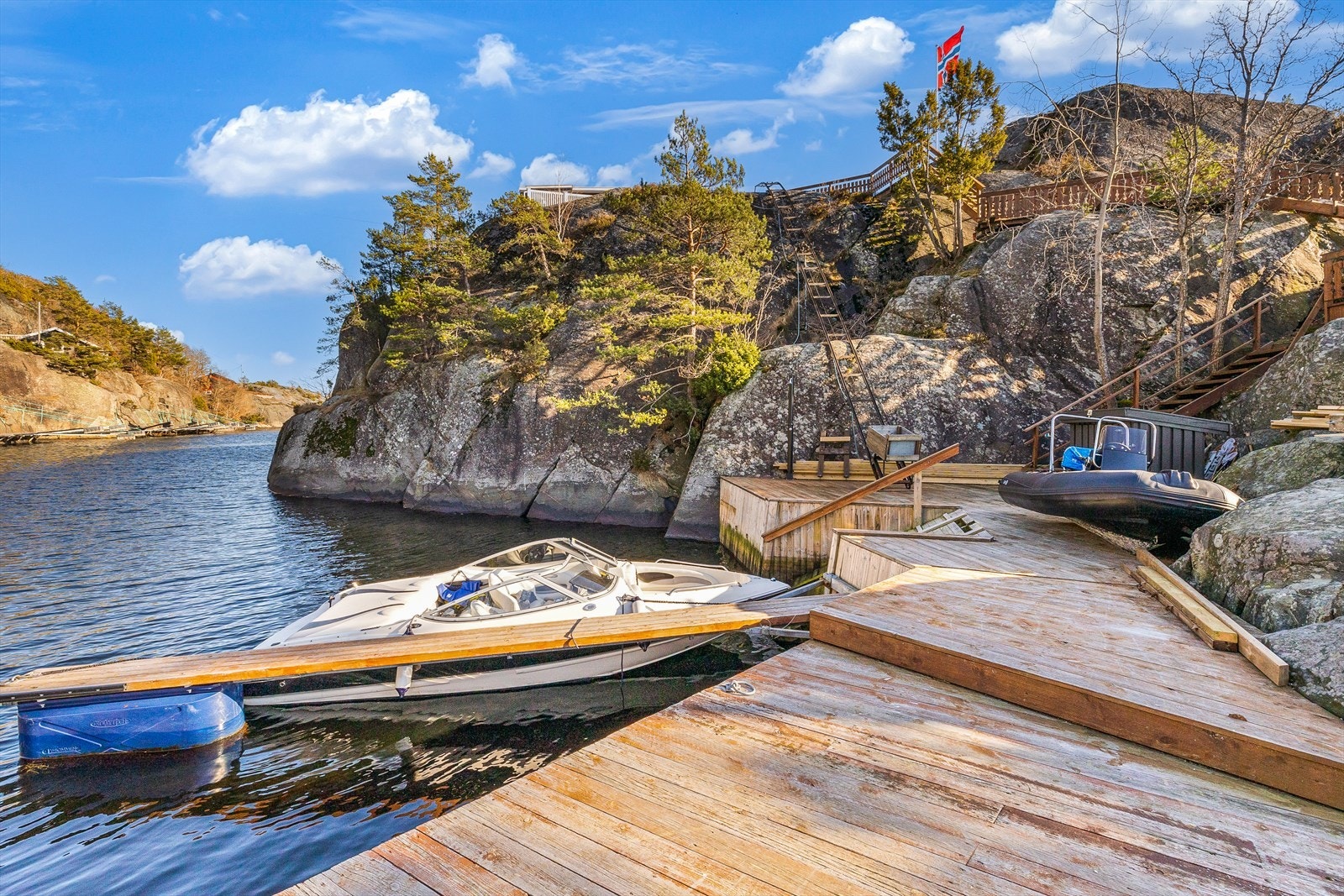 Nede i vannkanten er det en brygge på ca. 45 kvm hvor man kan tilbringe dagene med bading, fisking og soling. Galleribilde