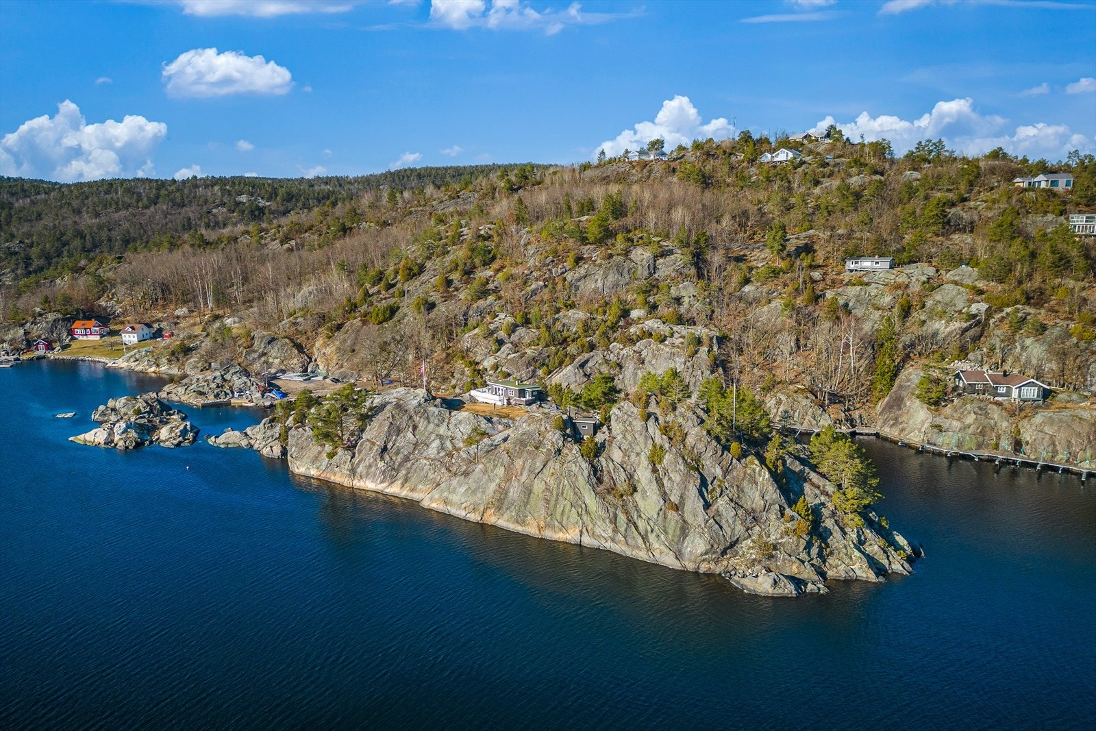 Med egen båt eller taxibåt tar det ca. 20 minutter å kjøre ut til Jomfruland. Galleribilde