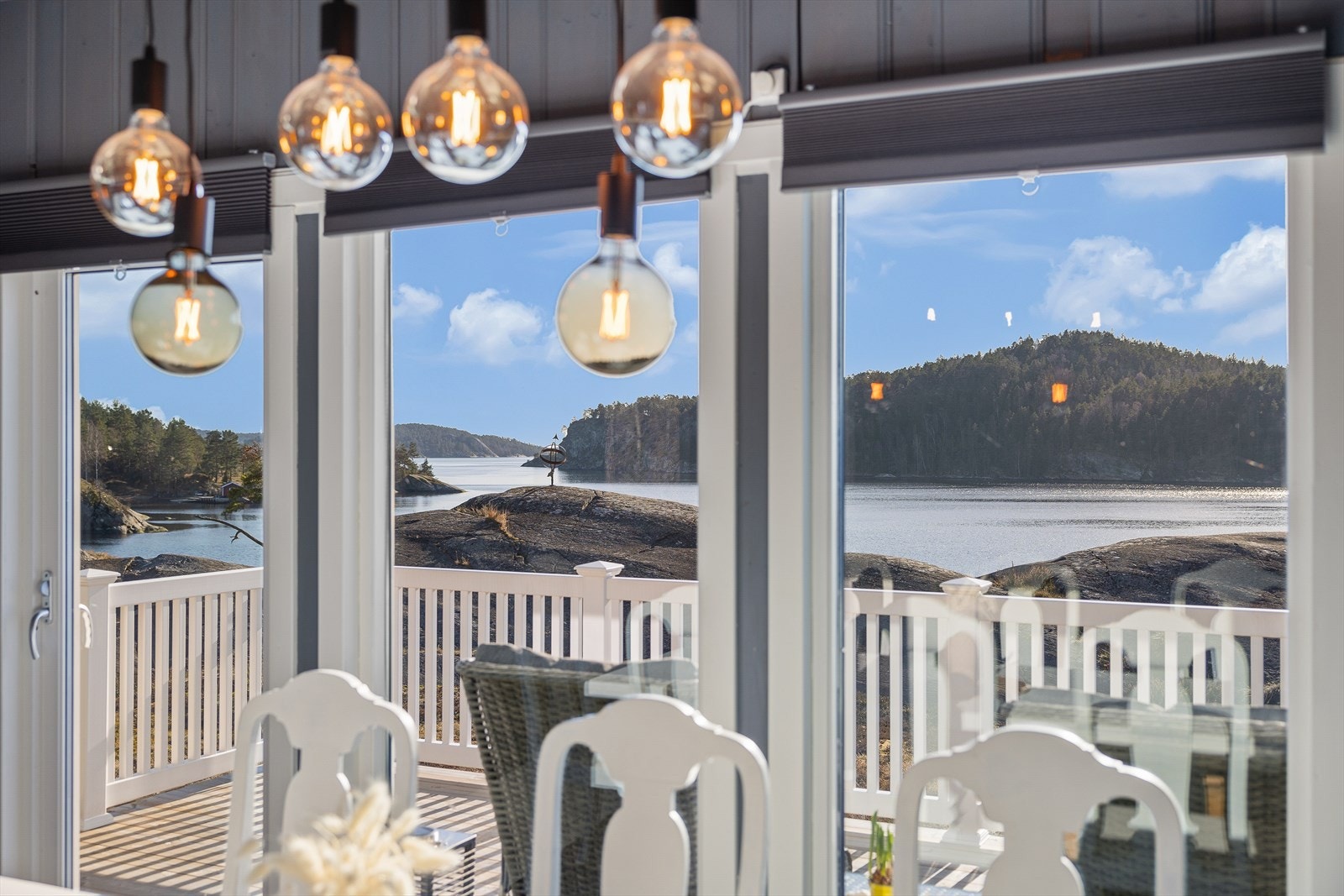 Høye vinduer ivaretar utsikten på mesterlig vis. Galleribilde